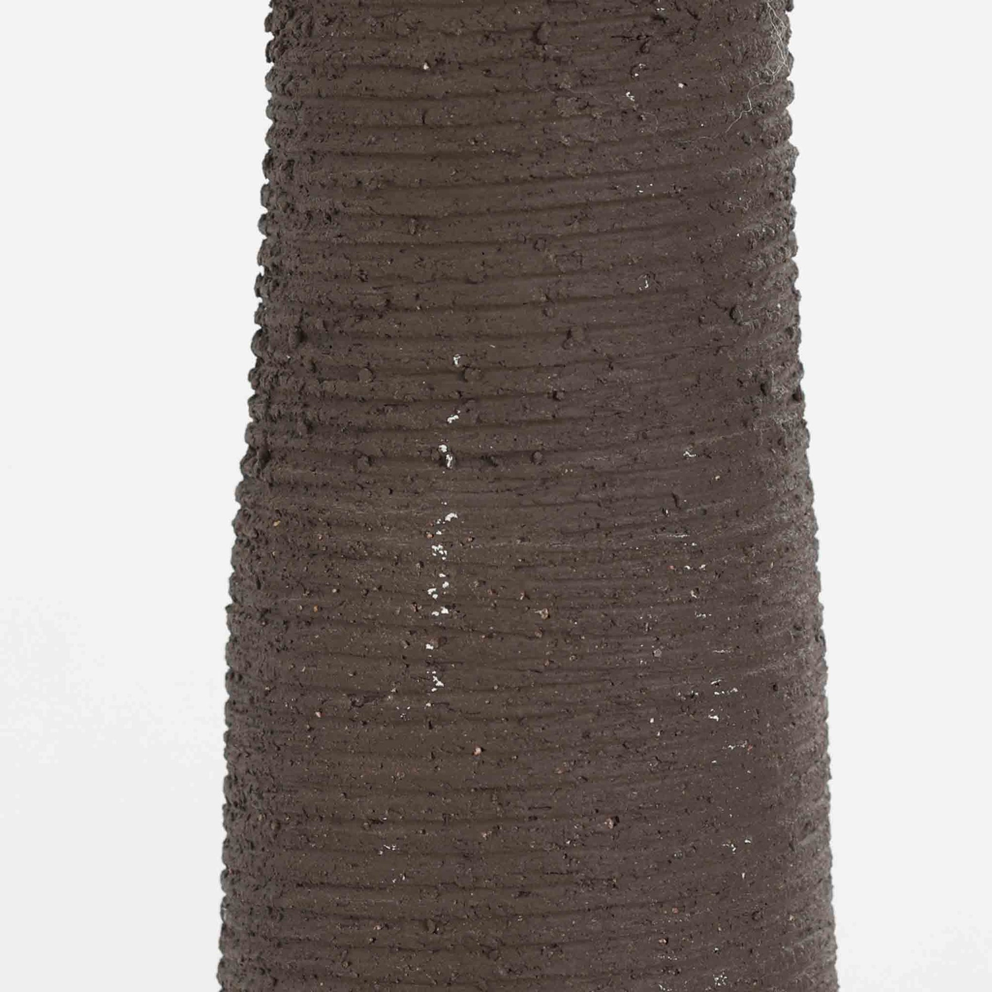 Soholm Keramik（スーホルム・セラミック）製による高さ95cmのビンテージランプです。ベースには緑色の釉薬で仕上げられた陶磁器が用いられ、花模様のレリーフが浮かび上がる温かみのあるデザインが魅力です。細身で長く伸びた支柱部分には素朴な質感が活かされ、上部にはシンプルなリネンシェードを合わせることで、柔らかな光を優しく拡散します。陶器製ランプとしては稀に見る大きさで、テーブルランプでありながらフロアランプのような存在感を放ち、リビングのアクセントや間接照明としても活躍します。陶芸的な味わいと経年の風合いが調和した、北欧ビンテージならではの逸品です。