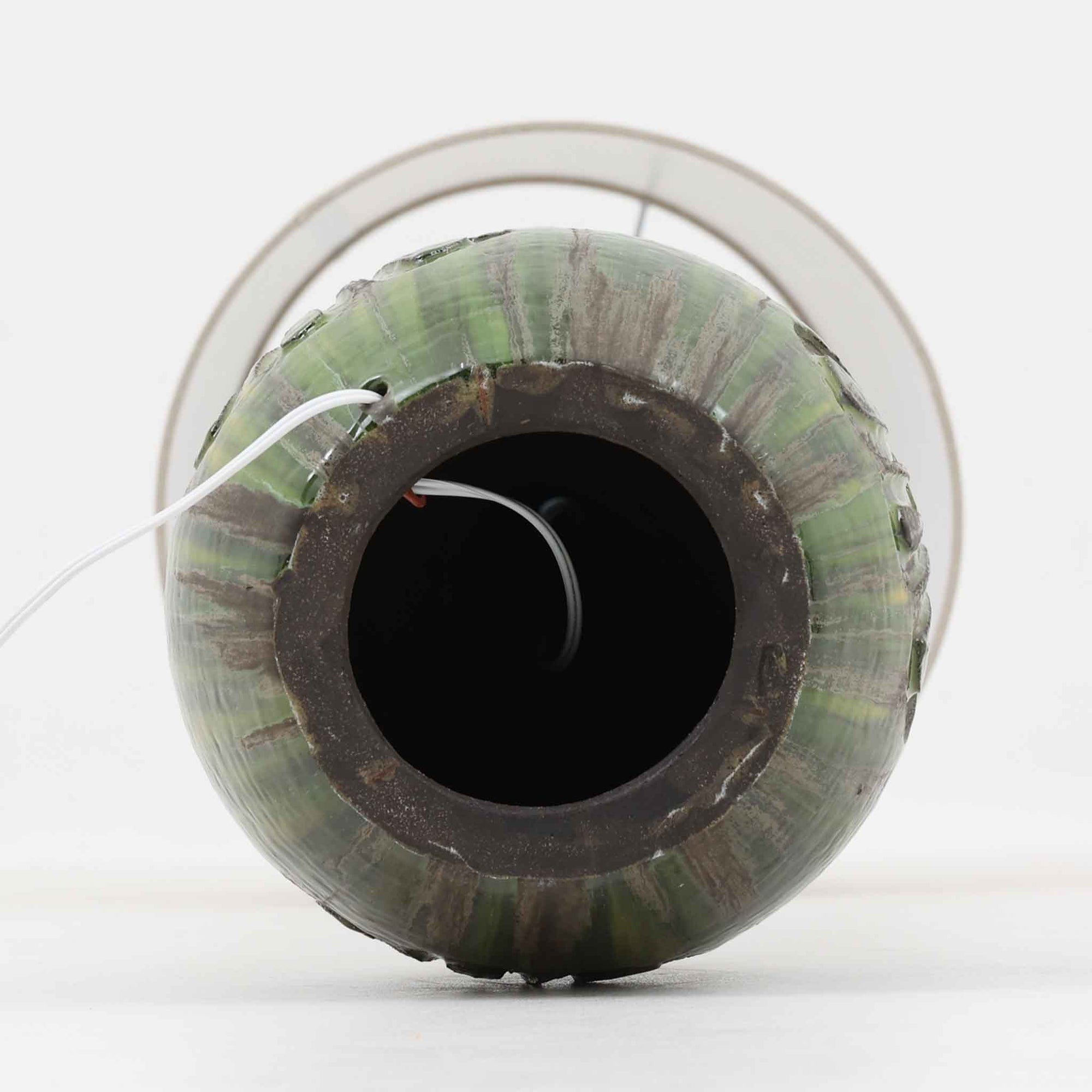 Soholm Keramik（スーホルム・セラミック）製による高さ95cmのビンテージランプです。ベースには緑色の釉薬で仕上げられた陶磁器が用いられ、花模様のレリーフが浮かび上がる温かみのあるデザインが魅力です。細身で長く伸びた支柱部分には素朴な質感が活かされ、上部にはシンプルなリネンシェードを合わせることで、柔らかな光を優しく拡散します。陶器製ランプとしては稀に見る大きさで、テーブルランプでありながらフロアランプのような存在感を放ち、リビングのアクセントや間接照明としても活躍します。陶芸的な味わいと経年の風合いが調和した、北欧ビンテージならではの逸品です。