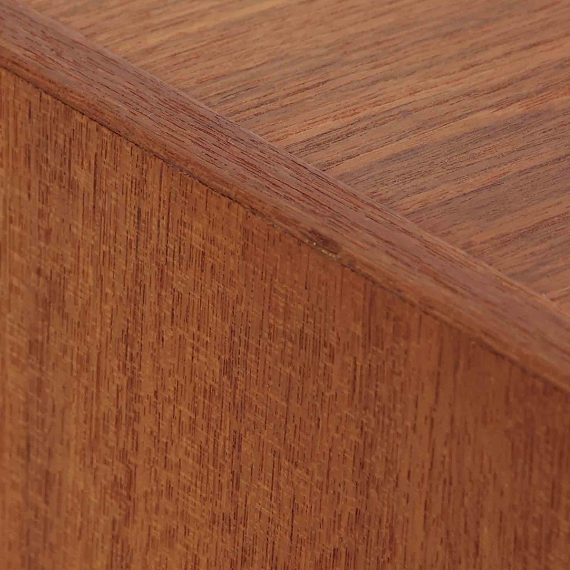 こちらの小ぶりなボードは、温かみのあるチーク材を用いたすっきりとした佇まいが魅力の北欧ビンテージ家具で、スライド扉を開くと左右に棚板付きの収納スペースが現れ、日用品や小物を効率よく整理できます。直線的な箱型の構造に、細身でテーパーの効いた脚部が軽やかな印象を添え、コンパクトながら存在感のある設計が空間に落ち着いたアクセントをもたらします。経年で深まった木肌の質感も味わい深く、リビングや玄関脇のサイド収納としても取り入れやすい一台です。