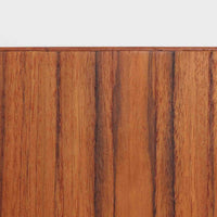 こちらの小ぶりなボードは、温かみのあるチーク材を用いたすっきりとした佇まいが魅力の北欧ビンテージ家具で、スライド扉を開くと左右に棚板付きの収納スペースが現れ、日用品や小物を効率よく整理できます。直線的な箱型の構造に、細身でテーパーの効いた脚部が軽やかな印象を添え、コンパクトながら存在感のある設計が空間に落ち着いたアクセントをもたらします。経年で深まった木肌の質感も味わい深く、リビングや玄関脇のサイド収納としても取り入れやすい一台です。