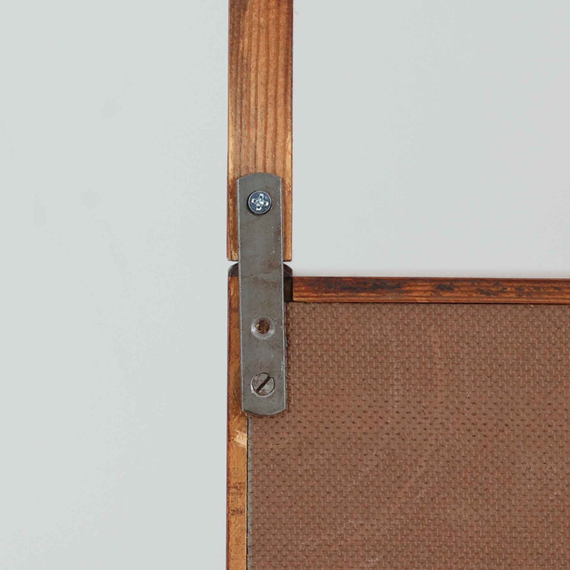 チーク材とオーク材を組み合わせて作られたスウェーデン製のディスプレイシェルフです。幅90cmと使いやすいサイズ感で、上部の棚には本やオブジェを、下部の引き戸と引き出しには日用品を収納できる実用性の高い構成となっています。滑らかな木肌や丁寧な造りには職人技が感じられ、経年により深みを増した木の風合いが空間に温かみをもたらします。リビングやダイニングはもちろん、書斎や寝室の収納兼ディスプレイとしても活躍する、北欧ビンテージ家具らしいシンプルかつ機能的な一台です。