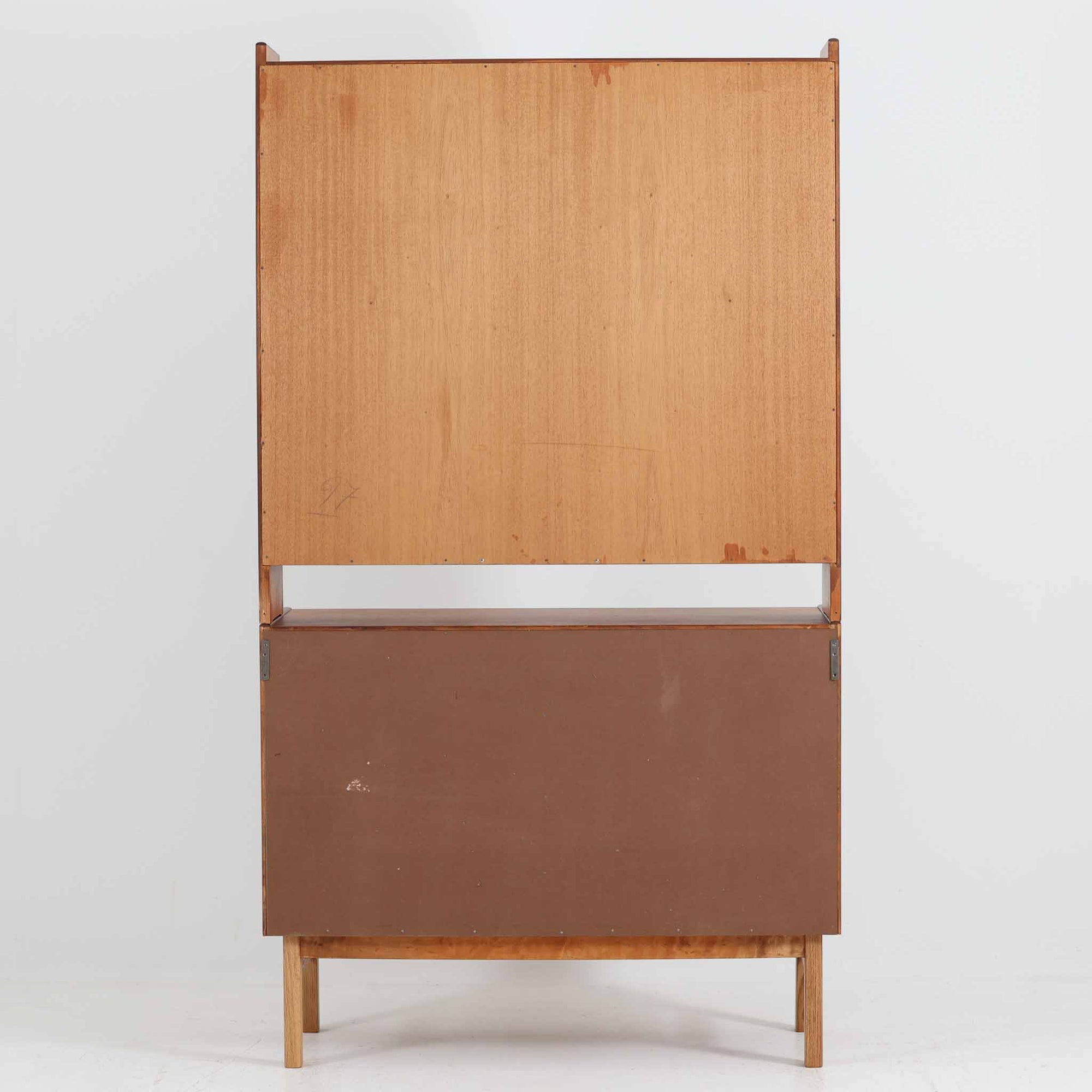 チーク材とオーク材を組み合わせて作られたスウェーデン製のディスプレイシェルフです。幅90cmと使いやすいサイズ感で、上部の棚には本やオブジェを、下部の引き戸と引き出しには日用品を収納できる実用性の高い構成となっています。滑らかな木肌や丁寧な造りには職人技が感じられ、経年により深みを増した木の風合いが空間に温かみをもたらします。リビングやダイニングはもちろん、書斎や寝室の収納兼ディスプレイとしても活躍する、北欧ビンテージ家具らしいシンプルかつ機能的な一台です。