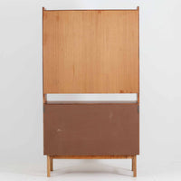 チーク材とオーク材を組み合わせて作られたスウェーデン製のディスプレイシェルフです。幅90cmと使いやすいサイズ感で、上部の棚には本やオブジェを、下部の引き戸と引き出しには日用品を収納できる実用性の高い構成となっています。滑らかな木肌や丁寧な造りには職人技が感じられ、経年により深みを増した木の風合いが空間に温かみをもたらします。リビングやダイニングはもちろん、書斎や寝室の収納兼ディスプレイとしても活躍する、北欧ビンテージ家具らしいシンプルかつ機能的な一台です。