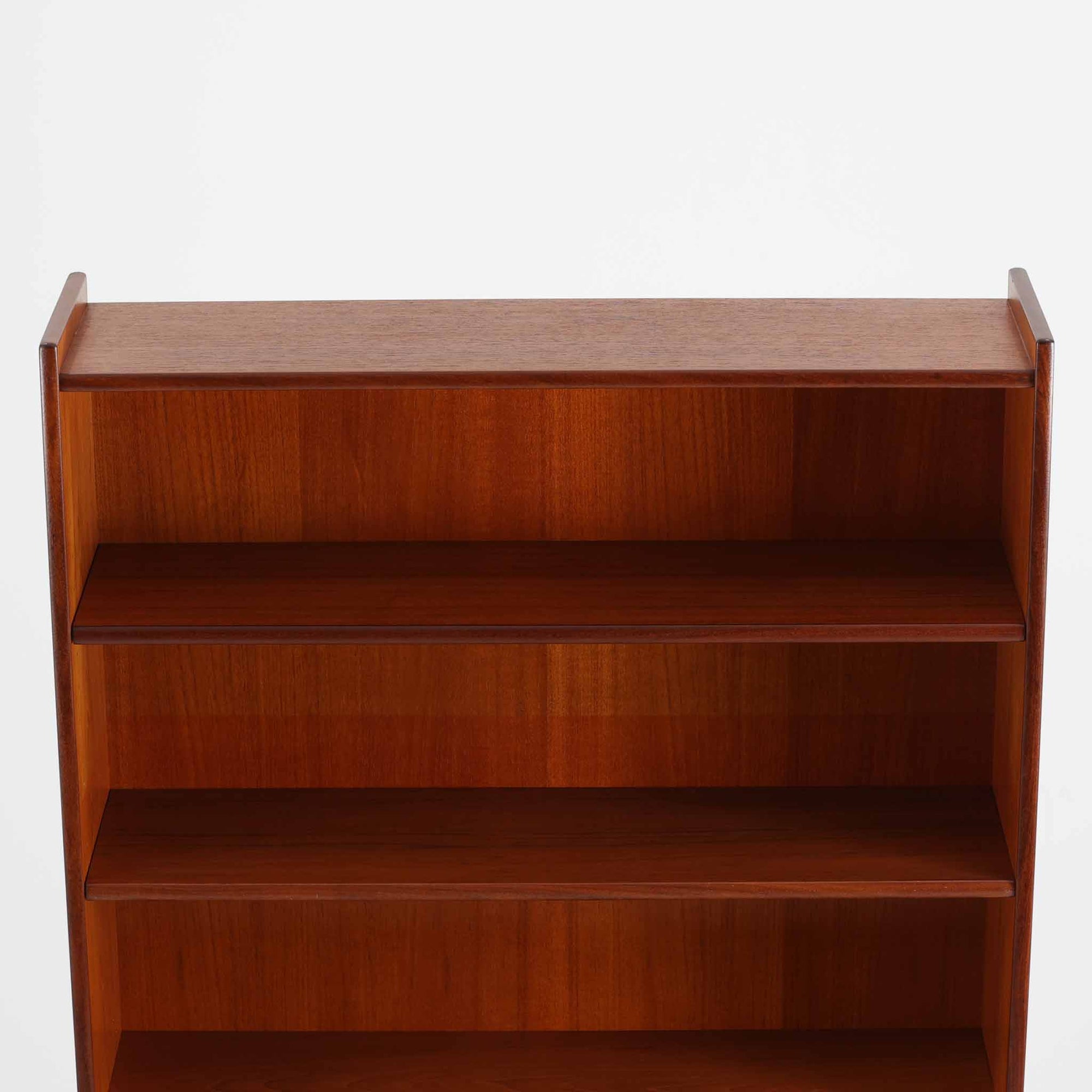 チーク材とオーク材を組み合わせて作られたスウェーデン製のディスプレイシェルフです。幅90cmと使いやすいサイズ感で、上部の棚には本やオブジェを、下部の引き戸と引き出しには日用品を収納できる実用性の高い構成となっています。滑らかな木肌や丁寧な造りには職人技が感じられ、経年により深みを増した木の風合いが空間に温かみをもたらします。リビングやダイニングはもちろん、書斎や寝室の収納兼ディスプレイとしても活躍する、北欧ビンテージ家具らしいシンプルかつ機能的な一台です。