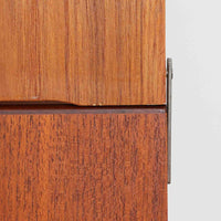 チーク材とオーク材を組み合わせて作られたスウェーデン製のディスプレイシェルフです。幅90cmと使いやすいサイズ感で、上部の棚には本やオブジェを、下部の引き戸と引き出しには日用品を収納できる実用性の高い構成となっています。滑らかな木肌や丁寧な造りには職人技が感じられ、経年により深みを増した木の風合いが空間に温かみをもたらします。リビングやダイニングはもちろん、書斎や寝室の収納兼ディスプレイとしても活躍する、北欧ビンテージ家具らしいシンプルかつ機能的な一台です。