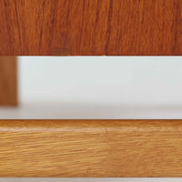 スウェーデン製のチーク材とオーク材を組み合わせたディスプレイシェルフです。幅90cmと程よいサイズ感で、上部の棚は書籍やオブジェの展示に適し、下部の引き戸収納は日用品や小物をすっきりと収めることができます。丸みを帯びた取っ手が温かみのあるアクセントとなり、北欧家具らしいシンプルで実用的なデザインを際立たせています。経年によって深みを増したチークの木目とオークのコントラストが上品な存在感を放ち、リビングや書斎の空間に落ち着いた雰囲気を添えるビンテージ家具です。