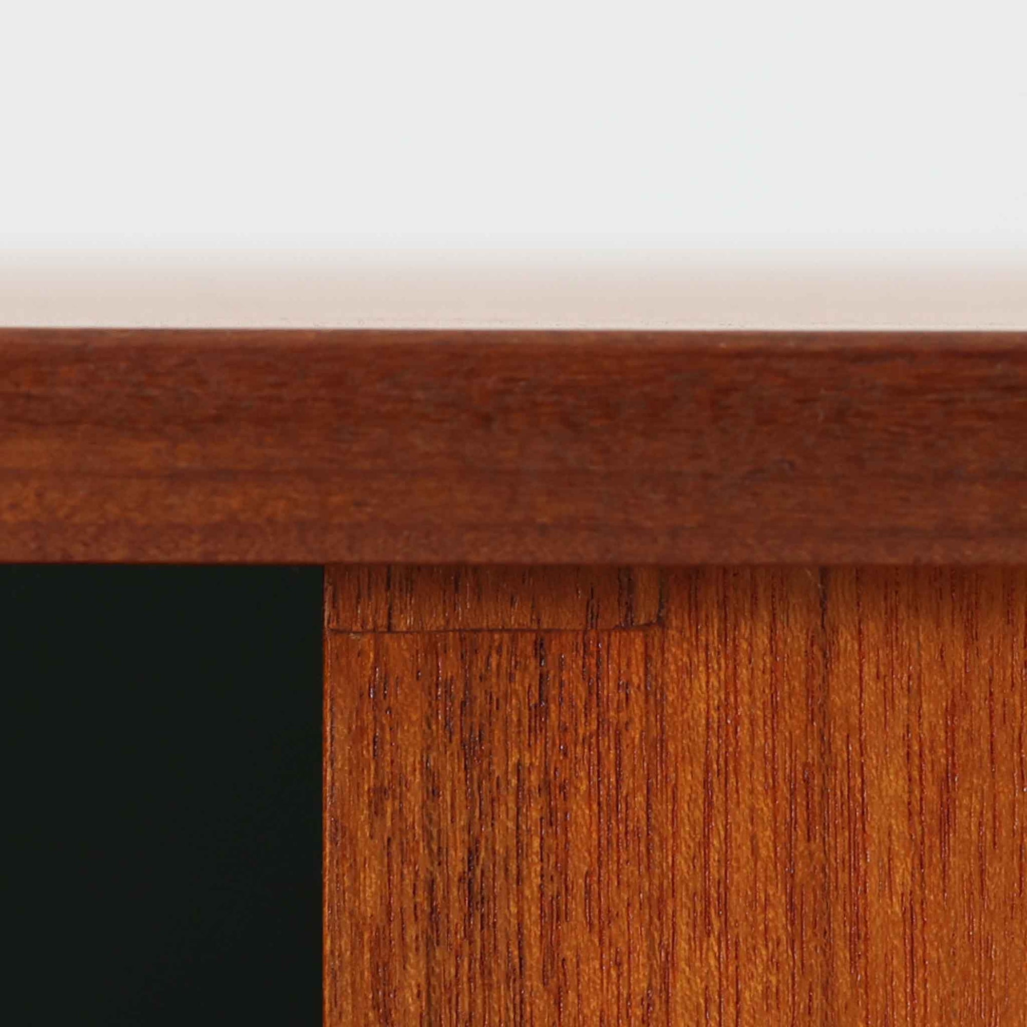 スウェーデン製のチーク材とオーク材を組み合わせたディスプレイシェルフです。幅90cmと程よいサイズ感で、上部の棚は書籍やオブジェの展示に適し、下部の引き戸収納は日用品や小物をすっきりと収めることができます。丸みを帯びた取っ手が温かみのあるアクセントとなり、北欧家具らしいシンプルで実用的なデザインを際立たせています。経年によって深みを増したチークの木目とオークのコントラストが上品な存在感を放ち、リビングや書斎の空間に落ち着いた雰囲気を添えるビンテージ家具です。