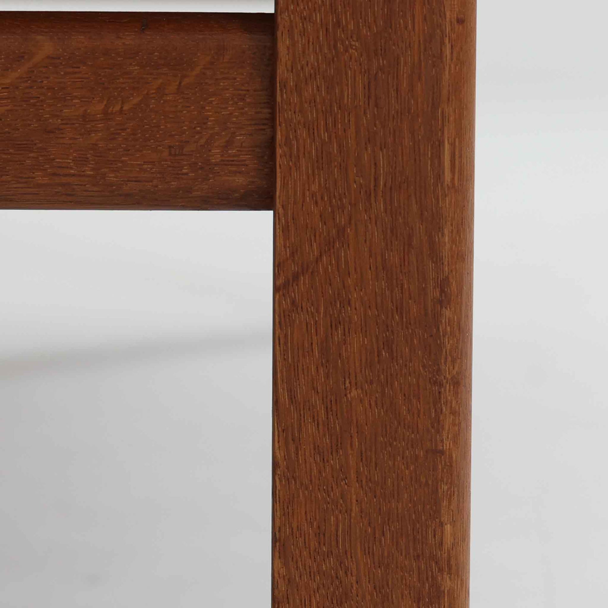 スウェーデン製のディスプレイシェルフです。上段には3段のオープンシェルフが設けられ、本や雑貨、オブジェなどを美しくディスプレイできます。下段にはスライド扉収納が備わり、内部の棚板によって整理しやすく、見せたくない収納にも便利です。チーク材の温もりある木目と、丸い掘り込み取っ手の柔らかなデザインが印象的で、北欧家具らしい穏やかな雰囲気を演出します。背面のグリーンの化粧板が空間に個性を添え、飾るアイテムをより際立たせます。本体にはチーク材、脚部にはオーク材が使用されており、素材のコントラストも魅力のひとつです。下段収納部の棚板にわずかな反りがありますが、裏返して使用することで目立たなくなります。軽やかな佇まいと実用性を兼ね備えた、北欧ビンテージらしい一台です。