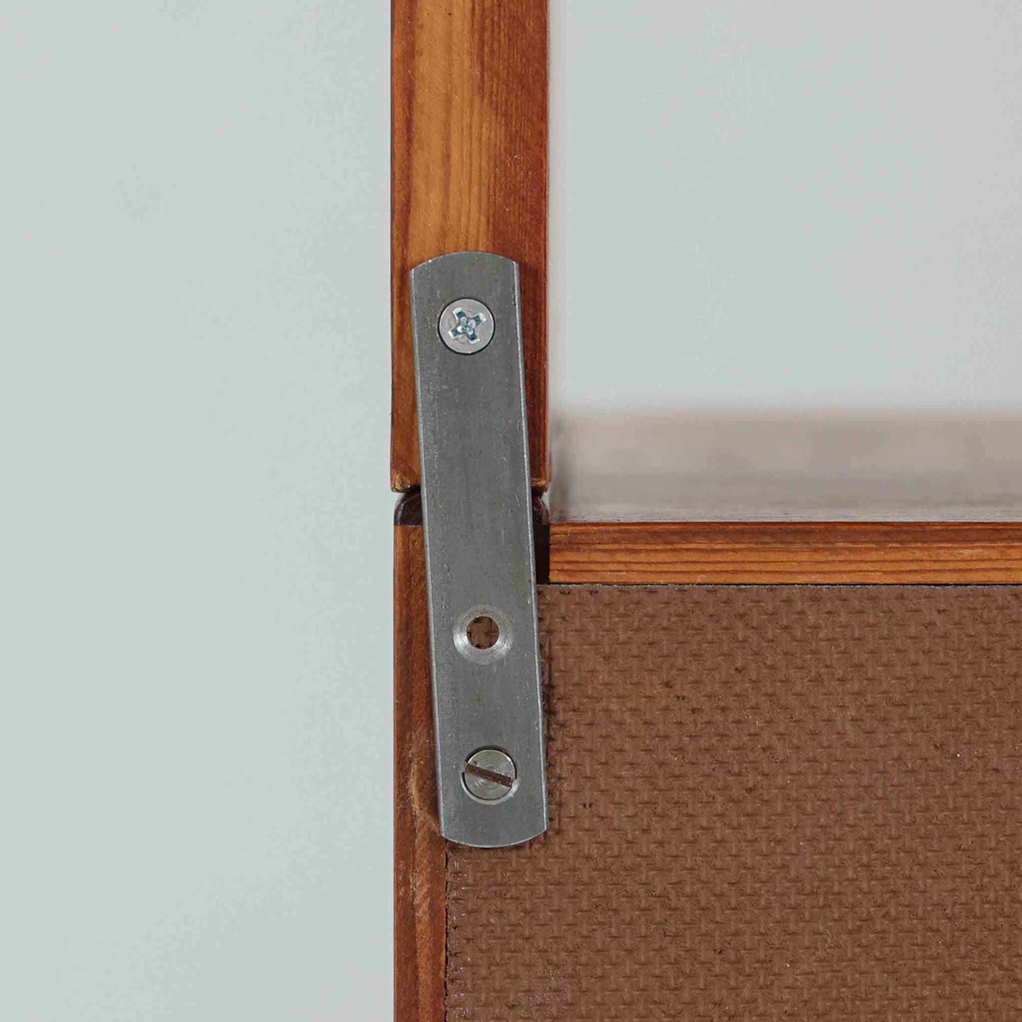 スウェーデン製のディスプレイシェルフです。上段には3段のオープンシェルフが設けられ、本や雑貨、オブジェなどを美しくディスプレイできます。下段にはスライド扉収納が備わり、内部の棚板によって整理しやすく、見せたくない収納にも便利です。チーク材の温もりある木目と、丸い掘り込み取っ手の柔らかなデザインが印象的で、北欧家具らしい穏やかな雰囲気を演出します。背面のグリーンの化粧板が空間に個性を添え、飾るアイテムをより際立たせます。本体にはチーク材、脚部にはオーク材が使用されており、素材のコントラストも魅力のひとつです。下段収納部の棚板にわずかな反りがありますが、裏返して使用することで目立たなくなります。軽やかな佇まいと実用性を兼ね備えた、北欧ビンテージらしい一台です。