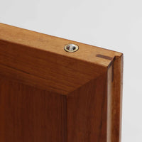 スウェーデン製のディスプレイシェルフです。上部は高さ調整可能な棚板が設けられており、書籍やオブジェの収納・展示に最適です。中央には小引き出しが2杯備わり、カトラリーや小物の整理にも便利。下部には扉付きの収納スペースがあり、日用品をすっきりと収納できます。素材にはチーク（本体）・オーク（脚の幕板）・ビーチ（脚）の3種の木材が用いられ、異なる木目のコントラストが美しい仕上がりです。北欧家具らしい温もりと実用性を兼ね備えた一台で、リビングやダイニング、書斎など幅広いシーンに調和します。