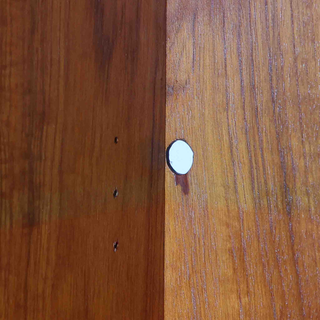 スウェーデン製のディスプレイシェルフです。上部は高さ調整可能な棚板が設けられており、書籍やオブジェの収納・展示に最適です。中央には小引き出しが2杯備わり、カトラリーや小物の整理にも便利。下部には扉付きの収納スペースがあり、日用品をすっきりと収納できます。素材にはチーク（本体）・オーク（脚の幕板）・ビーチ（脚）の3種の木材が用いられ、異なる木目のコントラストが美しい仕上がりです。北欧家具らしい温もりと実用性を兼ね備えた一台で、リビングやダイニング、書斎など幅広いシーンに調和します。