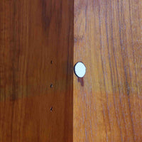 スウェーデン製のディスプレイシェルフです。上部は高さ調整可能な棚板が設けられており、書籍やオブジェの収納・展示に最適です。中央には小引き出しが2杯備わり、カトラリーや小物の整理にも便利。下部には扉付きの収納スペースがあり、日用品をすっきりと収納できます。素材にはチーク（本体）・オーク（脚の幕板）・ビーチ（脚）の3種の木材が用いられ、異なる木目のコントラストが美しい仕上がりです。北欧家具らしい温もりと実用性を兼ね備えた一台で、リビングやダイニング、書斎など幅広いシーンに調和します。