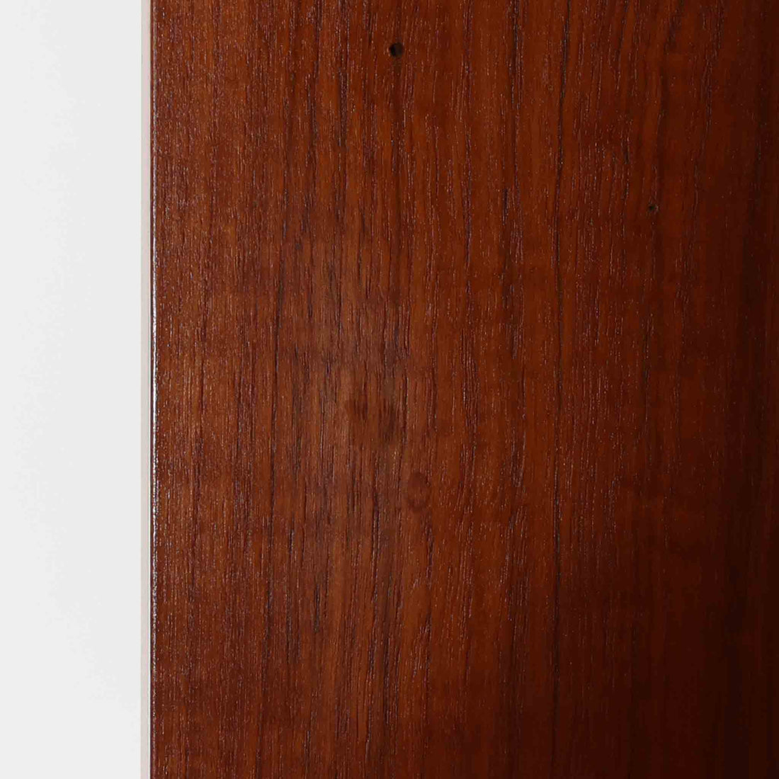 スウェーデン製のディスプレイシェルフです。上部は高さ調整可能な棚板が設けられており、書籍やオブジェの収納・展示に最適です。中央には小引き出しが2杯備わり、カトラリーや小物の整理にも便利。下部には扉付きの収納スペースがあり、日用品をすっきりと収納できます。素材にはチーク（本体）・オーク（脚の幕板）・ビーチ（脚）の3種の木材が用いられ、異なる木目のコントラストが美しい仕上がりです。北欧家具らしい温もりと実用性を兼ね備えた一台で、リビングやダイニング、書斎など幅広いシーンに調和します。