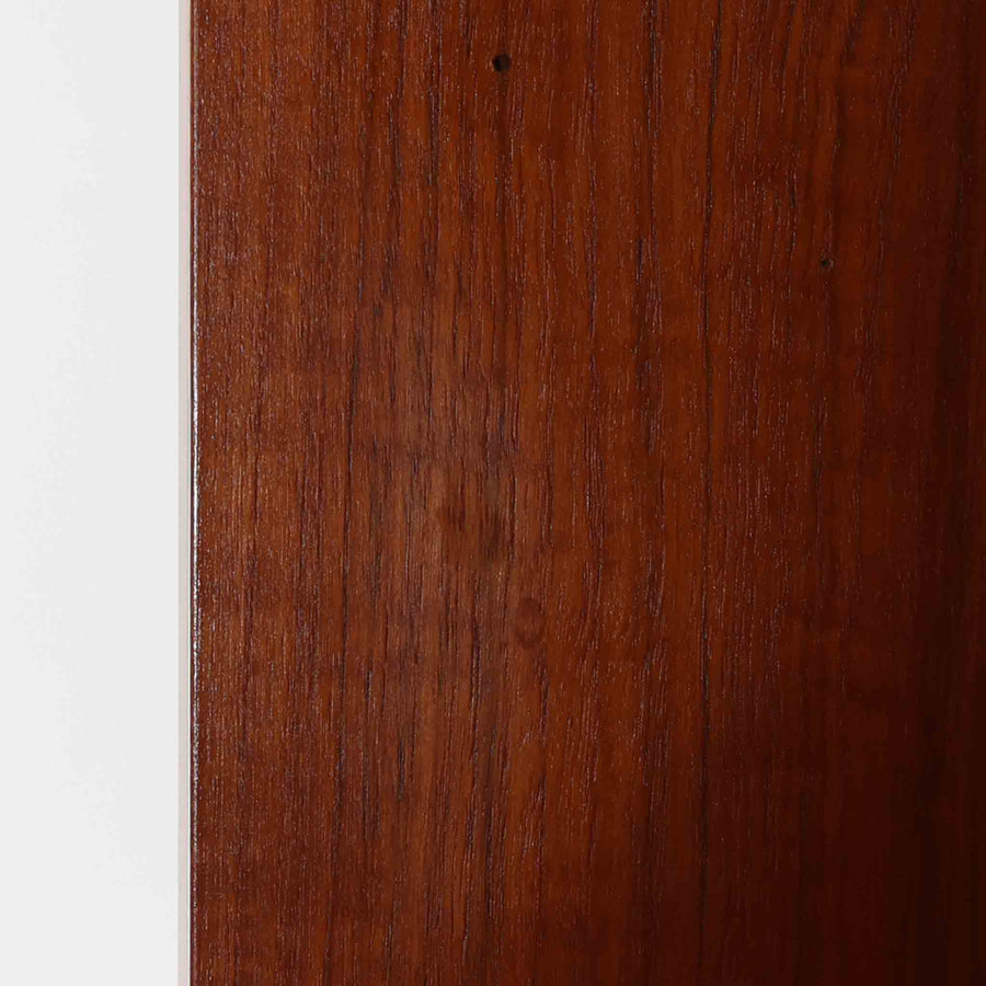 スウェーデン製のディスプレイシェルフです。上部は高さ調整可能な棚板が設けられており、書籍やオブジェの収納・展示に最適です。中央には小引き出しが2杯備わり、カトラリーや小物の整理にも便利。下部には扉付きの収納スペースがあり、日用品をすっきりと収納できます。素材にはチーク（本体）・オーク（脚の幕板）・ビーチ（脚）の3種の木材が用いられ、異なる木目のコントラストが美しい仕上がりです。北欧家具らしい温もりと実用性を兼ね備えた一台で、リビングやダイニング、書斎など幅広いシーンに調和します。