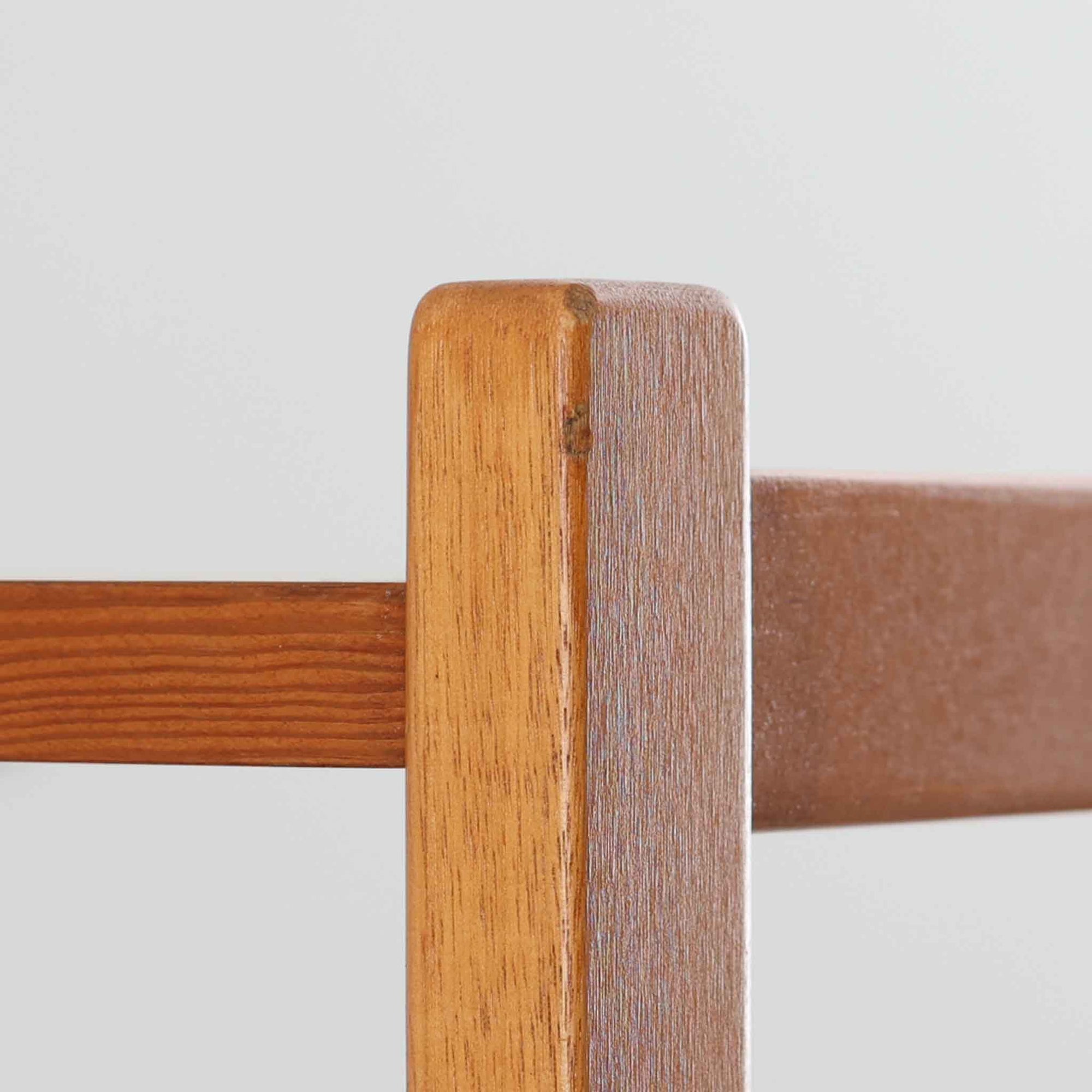 スウェーデン製のディスプレイシェルフで、チーク材とビーチ材の組み合わせが生み出す温かみと軽やかなコントラストが魅力です。上部はオープンな3段棚で開放感があり、お気に入りの雑貨や書籍をすっきりと美しく飾ることができます。下部には引き戸収納と4杯の引き出しを備え、日用品や小物を整理するのにも便利です。幅120cmと取り入れやすいサイズ感で、リビングやダイニングを軽やかに演出。経年による木肌の深みが加わり、シンプルながらも存在感を放つビンテージらしい一台です。