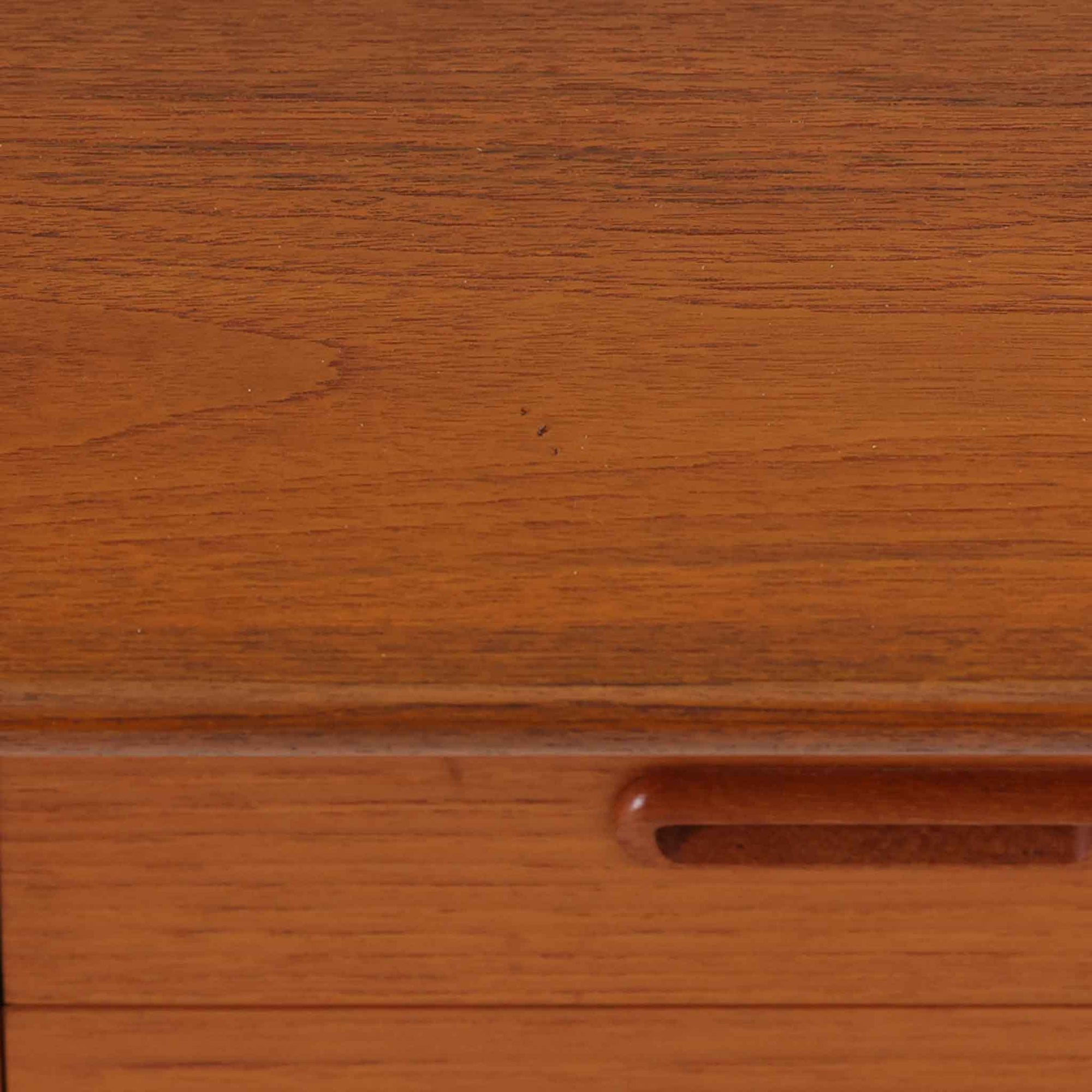 スウェーデン製のディスプレイシェルフで、チーク材とビーチ材の組み合わせが生み出す温かみと軽やかなコントラストが魅力です。上部はオープンな3段棚で開放感があり、お気に入りの雑貨や書籍をすっきりと美しく飾ることができます。下部には引き戸収納と4杯の引き出しを備え、日用品や小物を整理するのにも便利です。幅120cmと取り入れやすいサイズ感で、リビングやダイニングを軽やかに演出。経年による木肌の深みが加わり、シンプルながらも存在感を放つビンテージらしい一台です。