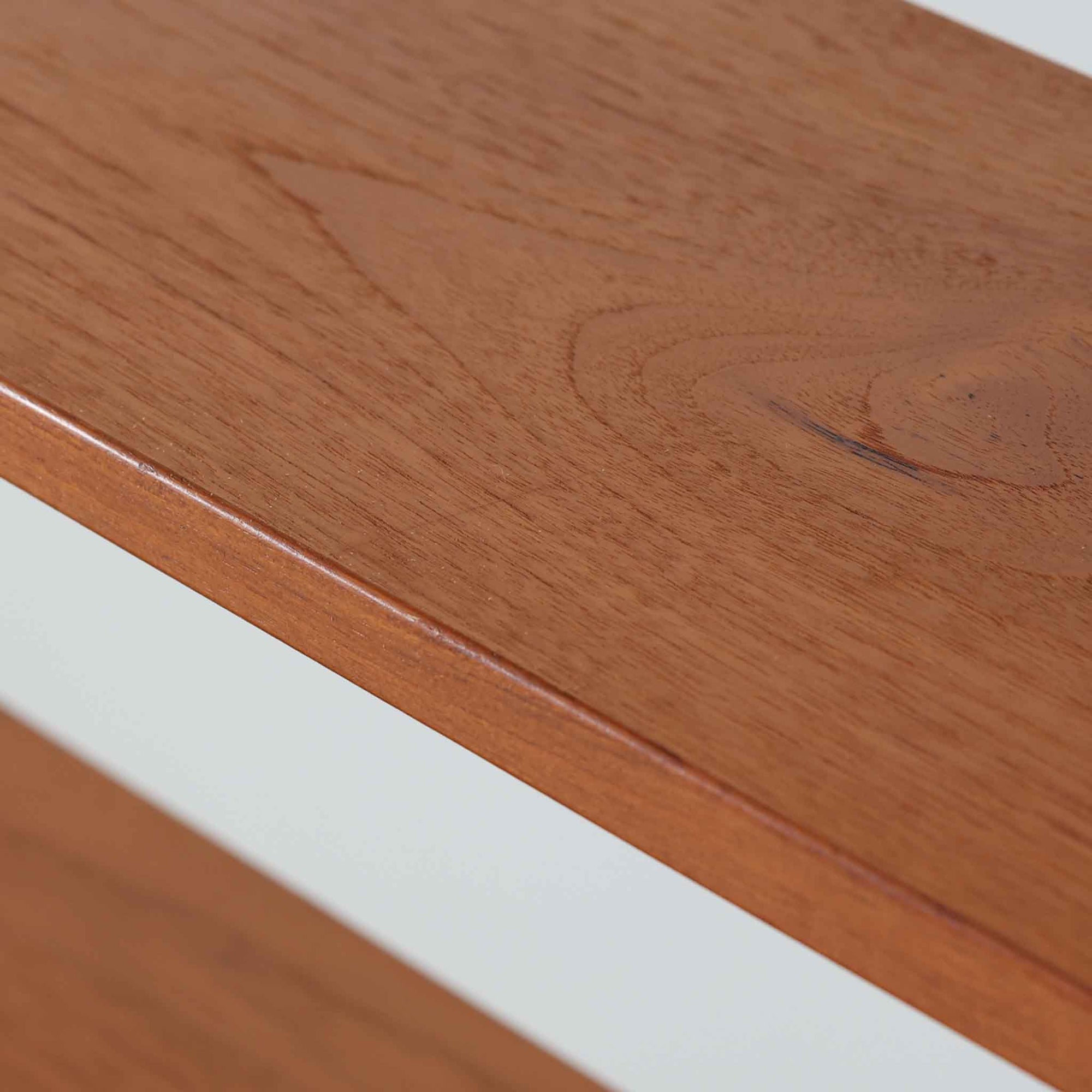 スウェーデン製のディスプレイシェルフで、チーク材とビーチ材の組み合わせが生み出す温かみと軽やかなコントラストが魅力です。上部はオープンな3段棚で開放感があり、お気に入りの雑貨や書籍をすっきりと美しく飾ることができます。下部には引き戸収納と4杯の引き出しを備え、日用品や小物を整理するのにも便利です。幅120cmと取り入れやすいサイズ感で、リビングやダイニングを軽やかに演出。経年による木肌の深みが加わり、シンプルながらも存在感を放つビンテージらしい一台です。