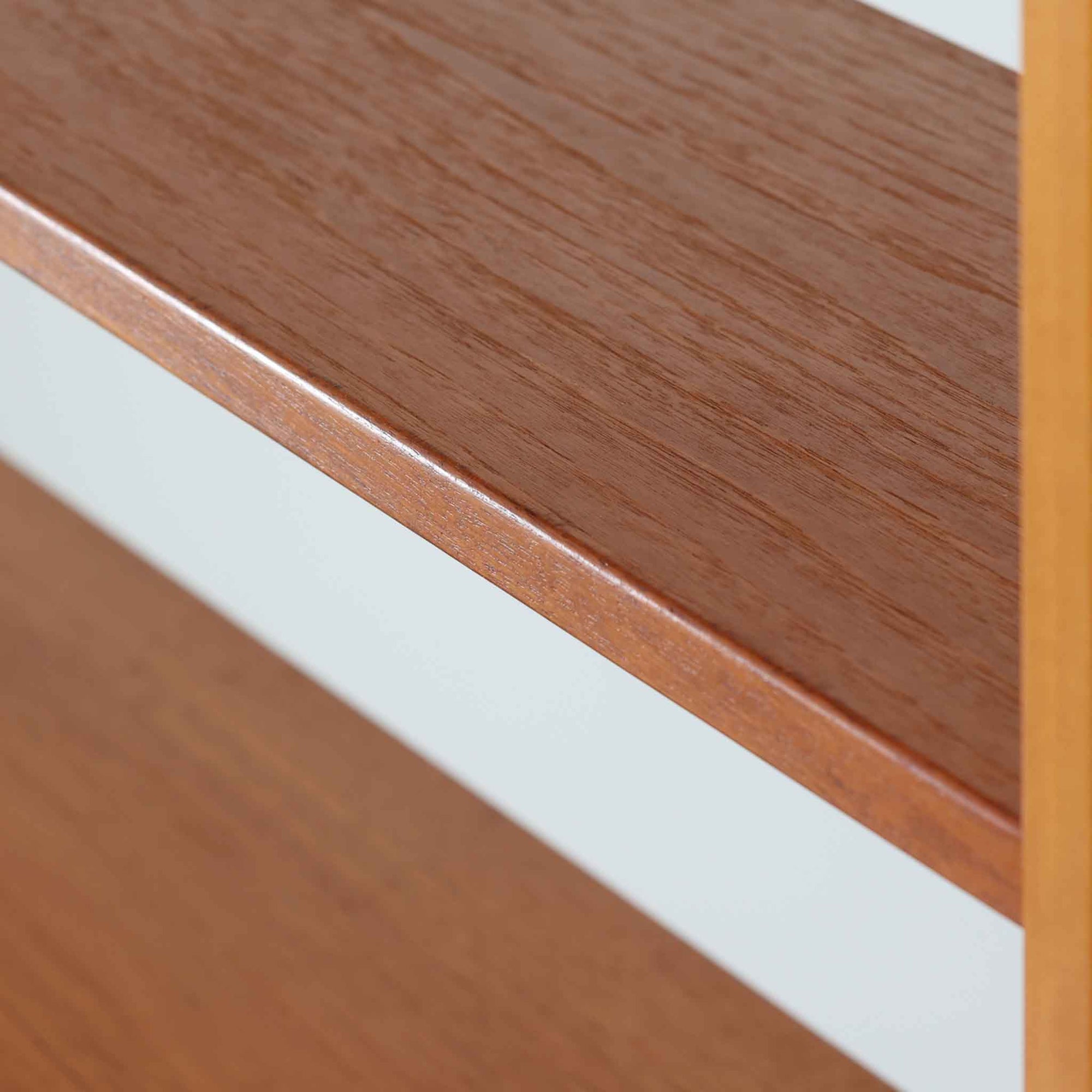 スウェーデン製のディスプレイシェルフで、チーク材とビーチ材の組み合わせが生み出す温かみと軽やかなコントラストが魅力です。上部はオープンな3段棚で開放感があり、お気に入りの雑貨や書籍をすっきりと美しく飾ることができます。下部には引き戸収納と4杯の引き出しを備え、日用品や小物を整理するのにも便利です。幅120cmと取り入れやすいサイズ感で、リビングやダイニングを軽やかに演出。経年による木肌の深みが加わり、シンプルながらも存在感を放つビンテージらしい一台です。