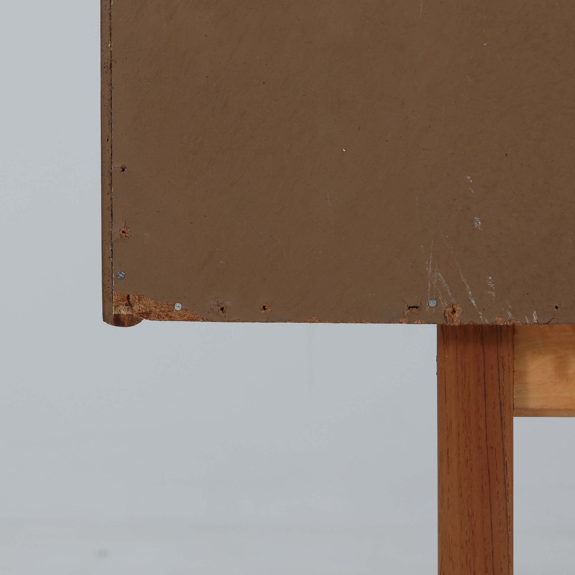 Tage Olofsson（ターゲ・オロフソン）によるデザインで、Ulferts Mobler社製のキッチンキャビネットです。チーク材を贅沢に使用した美しい木目と、丸型の引き手がアクセントとなったデザインが特徴です。上部にはカトラリーなどを整理できる仕切り付きの引き出しが3杯、下部には棚板付きの扉収納が備えられており、食器やキッチン用品を効率的に収納できます。北欧家具らしい温もりと機能性を兼ね備えた一台で、リビングやダイニングにも自然に溶け込む上品な佇まいです。