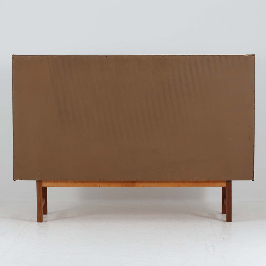 Tage Olofsson（ターゲ・オロフソン）によるデザインで、Ulferts Mobler社製のキッチンキャビネットです。チーク材を贅沢に使用した美しい木目と、丸型の引き手がアクセントとなったデザインが特徴です。上部にはカトラリーなどを整理できる仕切り付きの引き出しが3杯、下部には棚板付きの扉収納が備えられており、食器やキッチン用品を効率的に収納できます。北欧家具らしい温もりと機能性を兼ね備えた一台で、リビングやダイニングにも自然に溶け込む上品な佇まいです。