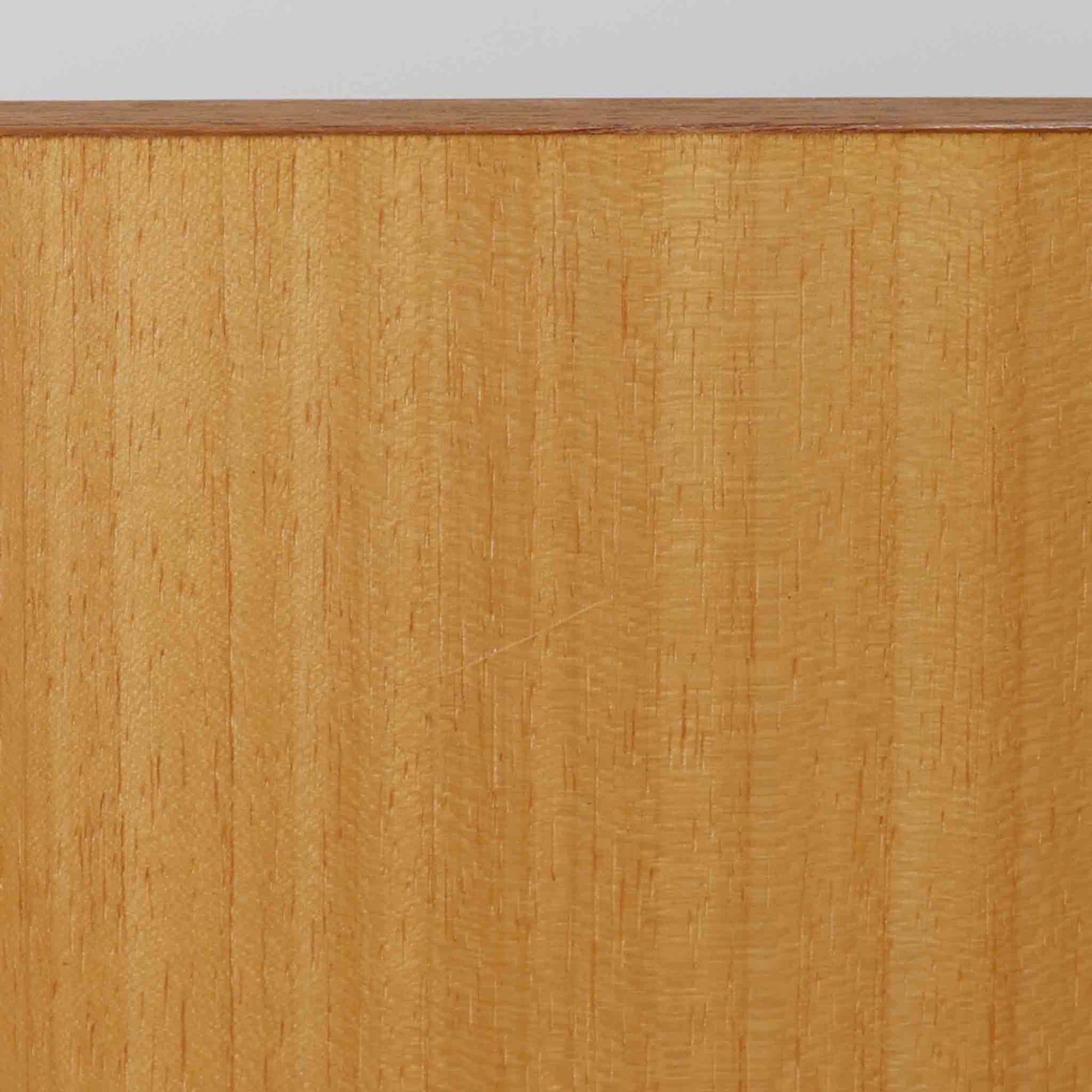 Tage Olofsson（ターゲ・オロフソン）によるデザインで、Ulferts Mobler社製のキッチンキャビネットです。チーク材を贅沢に使用した美しい木目と、丸型の引き手がアクセントとなったデザインが特徴です。上部にはカトラリーなどを整理できる仕切り付きの引き出しが3杯、下部には棚板付きの扉収納が備えられており、食器やキッチン用品を効率的に収納できます。北欧家具らしい温もりと機能性を兼ね備えた一台で、リビングやダイニングにも自然に溶け込む上品な佇まいです。