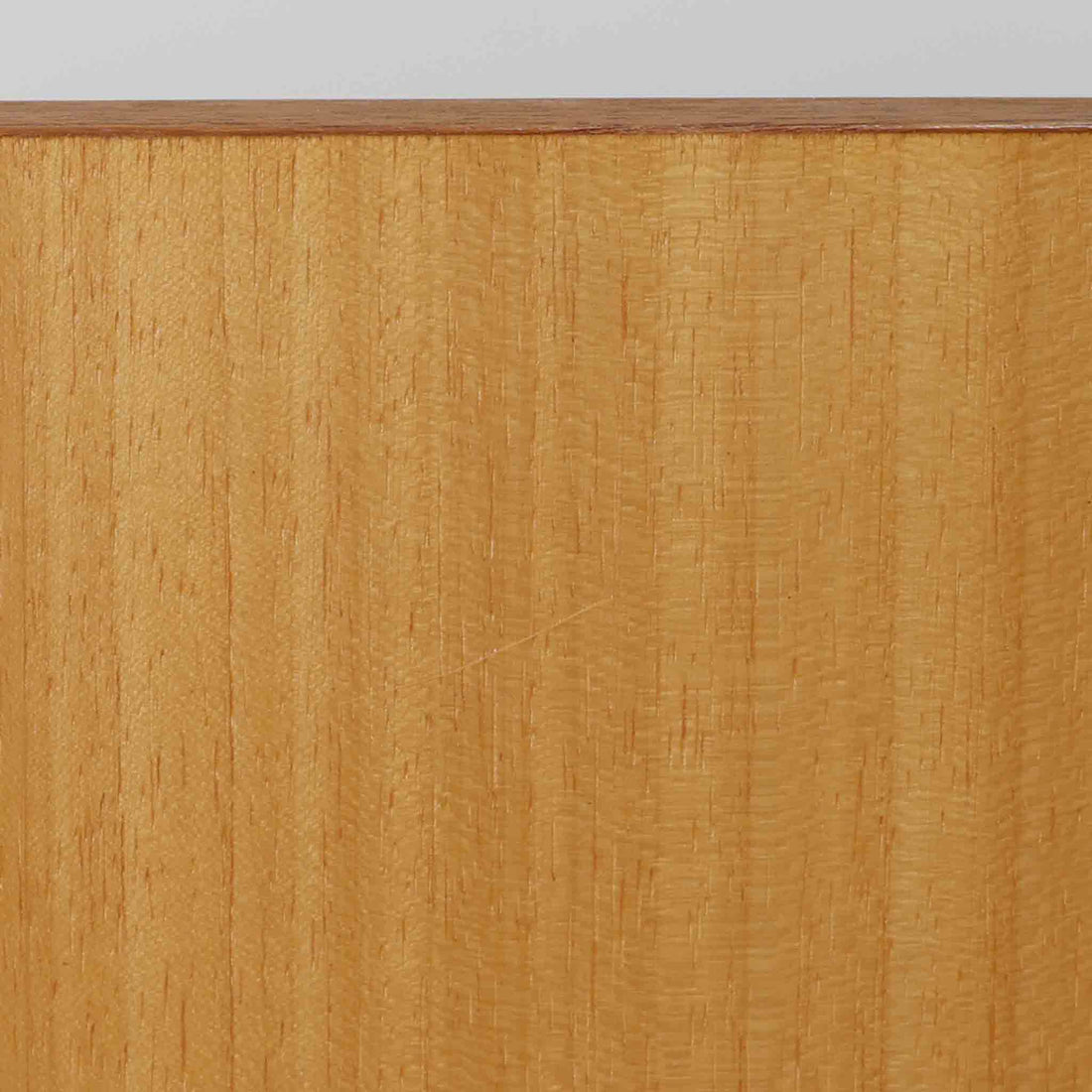 Tage Olofsson（ターゲ・オロフソン）によるデザインで、Ulferts Mobler社製のキッチンキャビネットです。チーク材を贅沢に使用した美しい木目と、丸型の引き手がアクセントとなったデザインが特徴です。上部にはカトラリーなどを整理できる仕切り付きの引き出しが3杯、下部には棚板付きの扉収納が備えられており、食器やキッチン用品を効率的に収納できます。北欧家具らしい温もりと機能性を兼ね備えた一台で、リビングやダイニングにも自然に溶け込む上品な佇まいです。