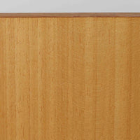 Tage Olofsson（ターゲ・オロフソン）によるデザインで、Ulferts Mobler社製のキッチンキャビネットです。チーク材を贅沢に使用した美しい木目と、丸型の引き手がアクセントとなったデザインが特徴です。上部にはカトラリーなどを整理できる仕切り付きの引き出しが3杯、下部には棚板付きの扉収納が備えられており、食器やキッチン用品を効率的に収納できます。北欧家具らしい温もりと機能性を兼ね備えた一台で、リビングやダイニングにも自然に溶け込む上品な佇まいです。