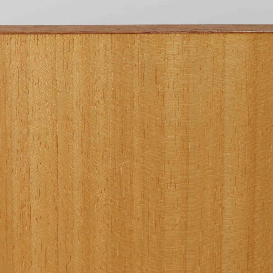 Tage Olofsson（ターゲ・オロフソン）によるデザインで、Ulferts Mobler社製のキッチンキャビネットです。チーク材を贅沢に使用した美しい木目と、丸型の引き手がアクセントとなったデザインが特徴です。上部にはカトラリーなどを整理できる仕切り付きの引き出しが3杯、下部には棚板付きの扉収納が備えられており、食器やキッチン用品を効率的に収納できます。北欧家具らしい温もりと機能性を兼ね備えた一台で、リビングやダイニングにも自然に溶け込む上品な佇まいです。