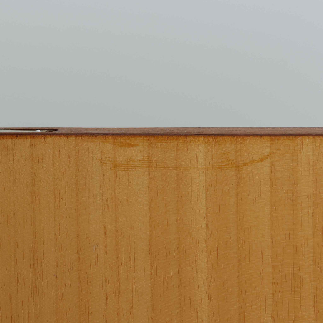 Tage Olofsson（ターゲ・オロフソン）によるデザインで、Ulferts Mobler社製のキッチンキャビネットです。チーク材を贅沢に使用した美しい木目と、丸型の引き手がアクセントとなったデザインが特徴です。上部にはカトラリーなどを整理できる仕切り付きの引き出しが3杯、下部には棚板付きの扉収納が備えられており、食器やキッチン用品を効率的に収納できます。北欧家具らしい温もりと機能性を兼ね備えた一台で、リビングやダイニングにも自然に溶け込む上品な佇まいです。