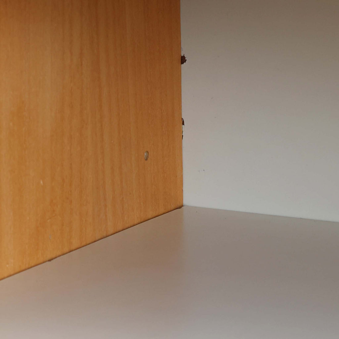 Tage Olofsson（ターゲ・オロフソン）によるデザインで、Ulferts Mobler社製のキッチンキャビネットです。チーク材を贅沢に使用した美しい木目と、丸型の引き手がアクセントとなったデザインが特徴です。上部にはカトラリーなどを整理できる仕切り付きの引き出しが3杯、下部には棚板付きの扉収納が備えられており、食器やキッチン用品を効率的に収納できます。北欧家具らしい温もりと機能性を兼ね備えた一台で、リビングやダイニングにも自然に溶け込む上品な佇まいです。