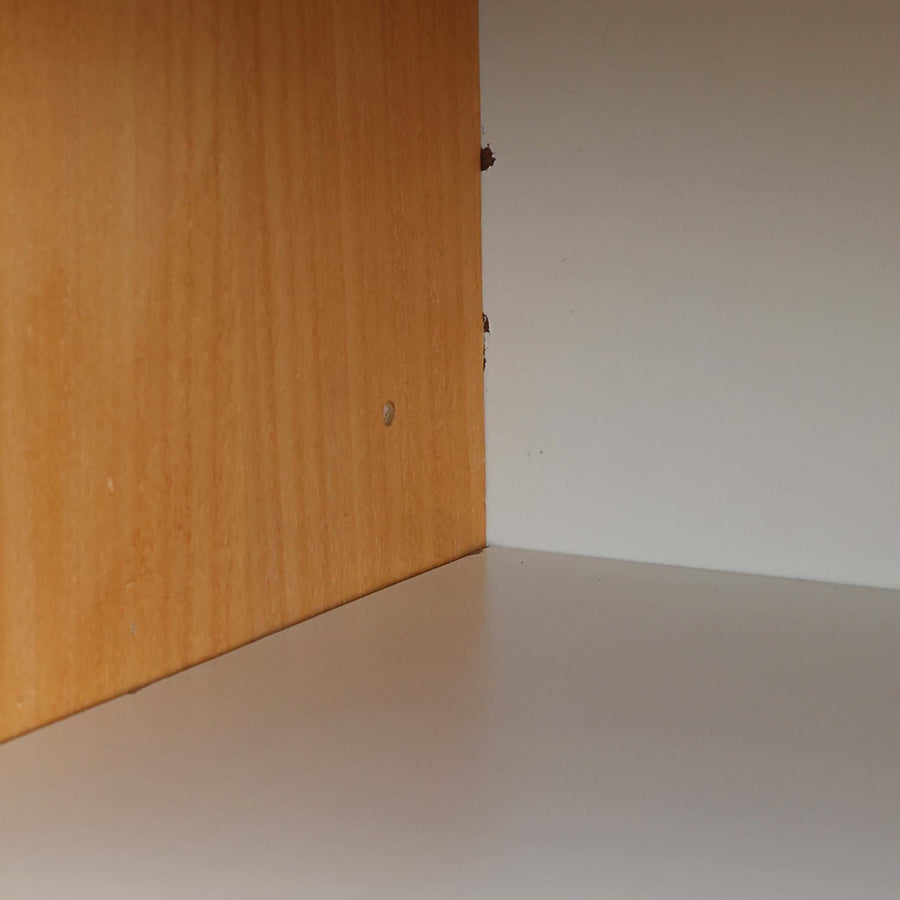 Tage Olofsson（ターゲ・オロフソン）によるデザインで、Ulferts Mobler社製のキッチンキャビネットです。チーク材を贅沢に使用した美しい木目と、丸型の引き手がアクセントとなったデザインが特徴です。上部にはカトラリーなどを整理できる仕切り付きの引き出しが3杯、下部には棚板付きの扉収納が備えられており、食器やキッチン用品を効率的に収納できます。北欧家具らしい温もりと機能性を兼ね備えた一台で、リビングやダイニングにも自然に溶け込む上品な佇まいです。