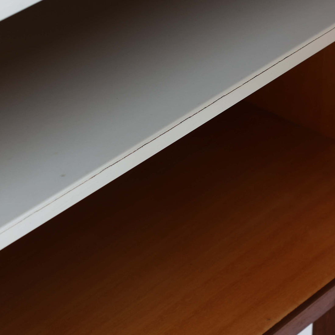 Tage Olofsson（ターゲ・オロフソン）によるデザインで、Ulferts Mobler社製のキッチンキャビネットです。チーク材を贅沢に使用した美しい木目と、丸型の引き手がアクセントとなったデザインが特徴です。上部にはカトラリーなどを整理できる仕切り付きの引き出しが3杯、下部には棚板付きの扉収納が備えられており、食器やキッチン用品を効率的に収納できます。北欧家具らしい温もりと機能性を兼ね備えた一台で、リビングやダイニングにも自然に溶け込む上品な佇まいです。