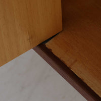 Tage Olofsson（ターゲ・オロフソン）によるデザインで、Ulferts Mobler社製のキッチンキャビネットです。チーク材を贅沢に使用した美しい木目と、丸型の引き手がアクセントとなったデザインが特徴です。上部にはカトラリーなどを整理できる仕切り付きの引き出しが3杯、下部には棚板付きの扉収納が備えられており、食器やキッチン用品を効率的に収納できます。北欧家具らしい温もりと機能性を兼ね備えた一台で、リビングやダイニングにも自然に溶け込む上品な佇まいです。