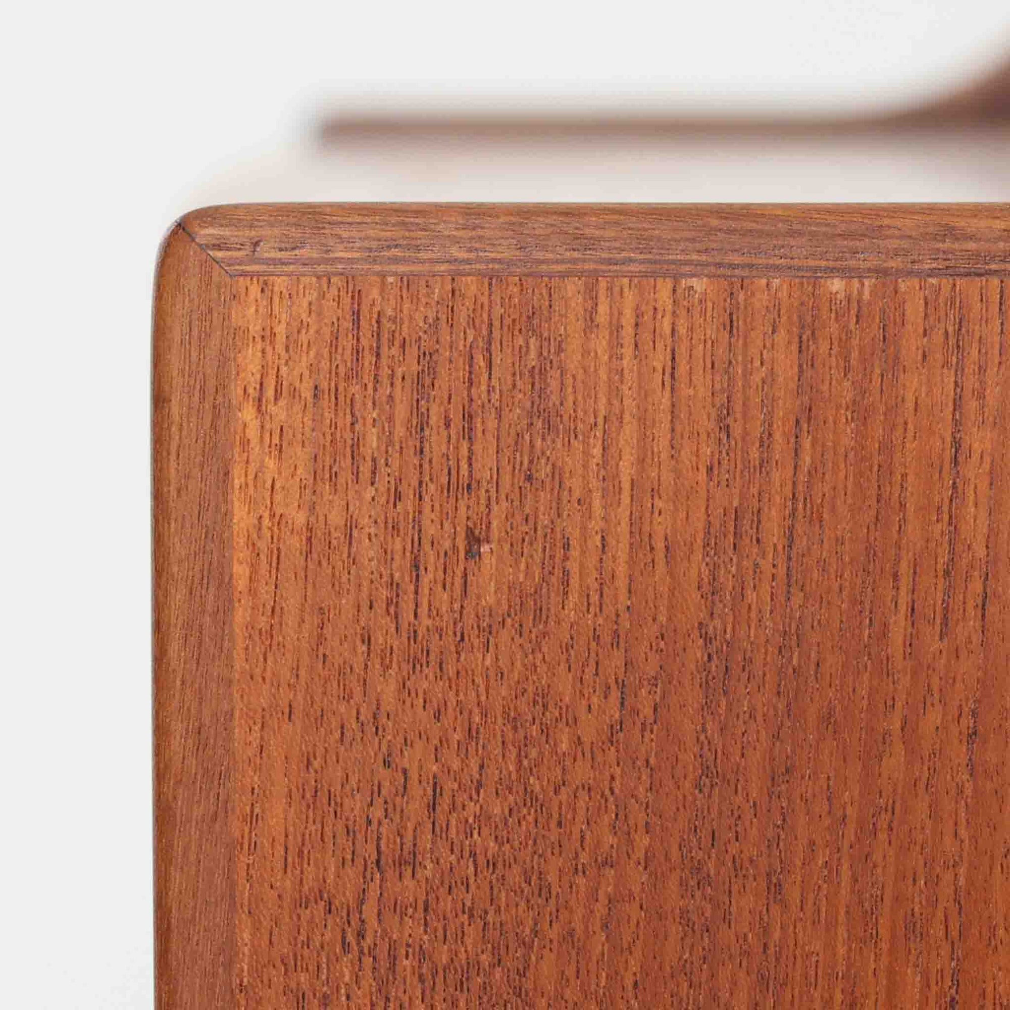 デンマーク製のビンテージライティングビューロです。チーク材を使用した温かみのある木肌と美しい木目が印象的で、北欧家具ならではの上質な存在感を放ちます。上部の引き戸収納や小引き出し、下部の引き出しとキャビネットを備え、機能的に整理できる実用的な設計が魅力。天板をデスクとして使えるため、書き物や作業スペースとしても活躍します。丸みを帯びたフォルムや細身の脚部が軽やかな印象を与え、経年により深みを増したチークの風合いがビンテージ家具ならではの味わいを楽しめる一台です。