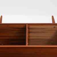 デンマーク製のビンテージライティングビューロです。チーク材を使用した温かみのある木肌と美しい木目が印象的で、北欧家具ならではの上質な存在感を放ちます。上部の引き戸収納や小引き出し、下部の引き出しとキャビネットを備え、機能的に整理できる実用的な設計が魅力。天板をデスクとして使えるため、書き物や作業スペースとしても活躍します。丸みを帯びたフォルムや細身の脚部が軽やかな印象を与え、経年により深みを増したチークの風合いがビンテージ家具ならではの味わいを楽しめる一台です。