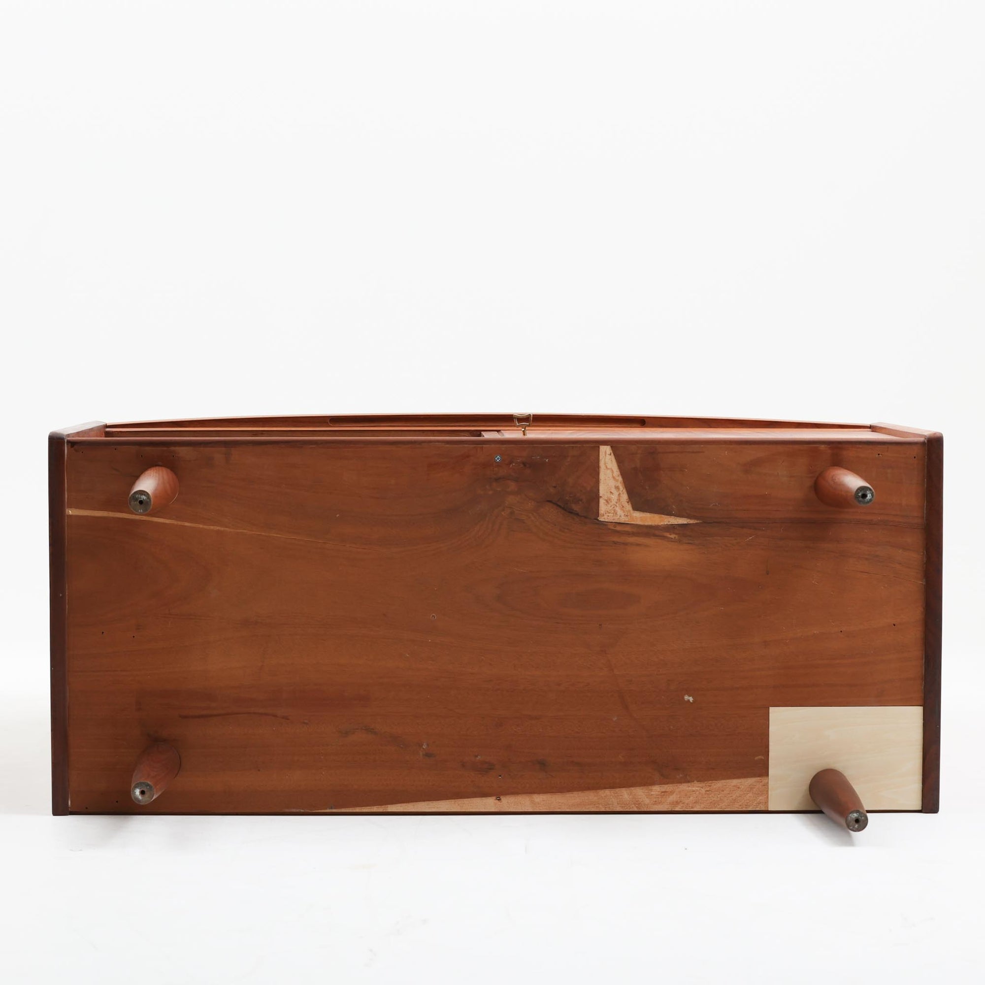 デンマーク製のビンテージライティングビューロです。チーク材を使用した温かみのある木肌と美しい木目が印象的で、北欧家具ならではの上質な存在感を放ちます。上部の引き戸収納や小引き出し、下部の引き出しとキャビネットを備え、機能的に整理できる実用的な設計が魅力。天板をデスクとして使えるため、書き物や作業スペースとしても活躍します。丸みを帯びたフォルムや細身の脚部が軽やかな印象を与え、経年により深みを増したチークの風合いがビンテージ家具ならではの味わいを楽しめる一台です。