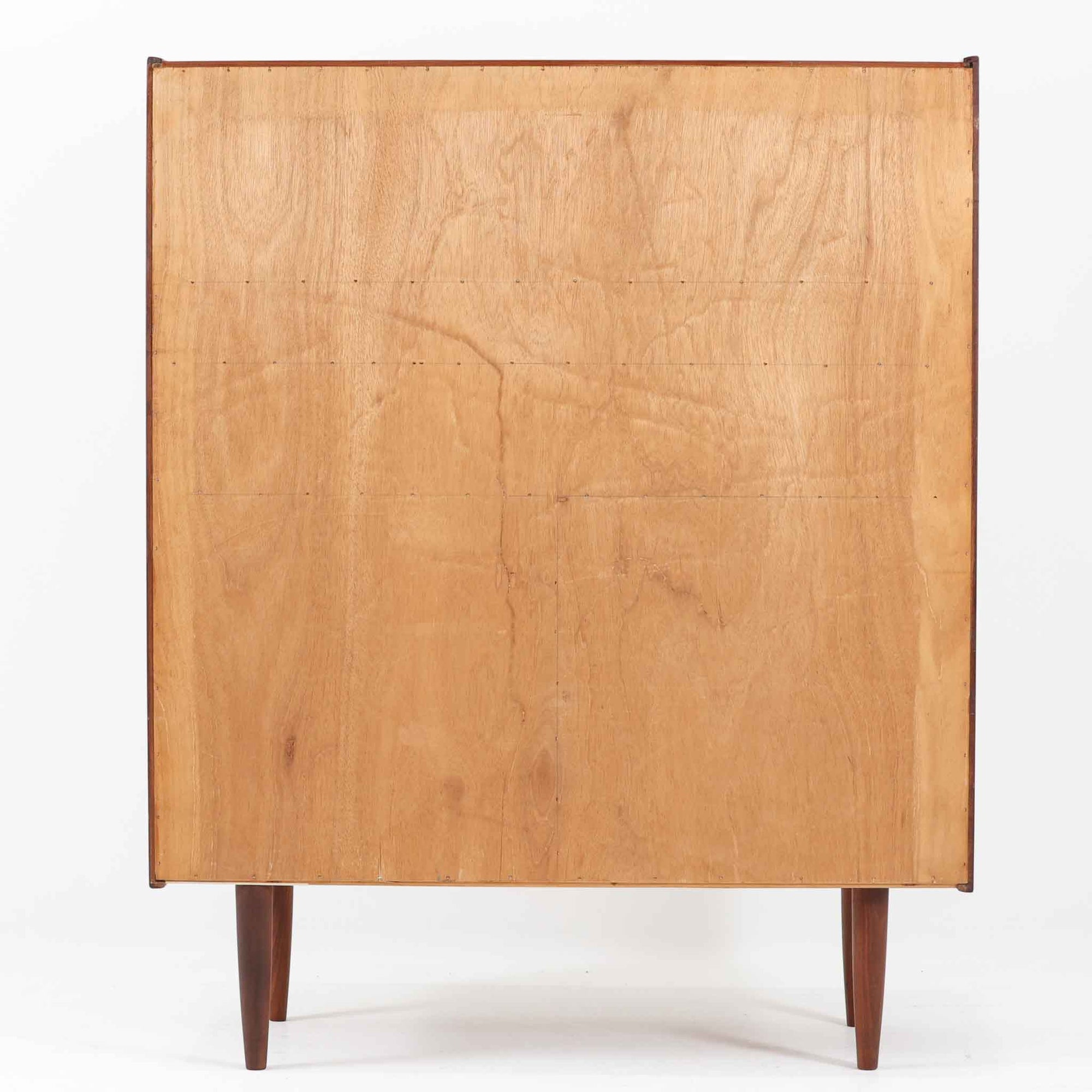 デンマーク製のビンテージライティングビューロです。チーク材を使用した温かみのある木肌と美しい木目が印象的で、北欧家具ならではの上質な存在感を放ちます。上部の引き戸収納や小引き出し、下部の引き出しとキャビネットを備え、機能的に整理できる実用的な設計が魅力。天板をデスクとして使えるため、書き物や作業スペースとしても活躍します。丸みを帯びたフォルムや細身の脚部が軽やかな印象を与え、経年により深みを増したチークの風合いがビンテージ家具ならではの味わいを楽しめる一台です。