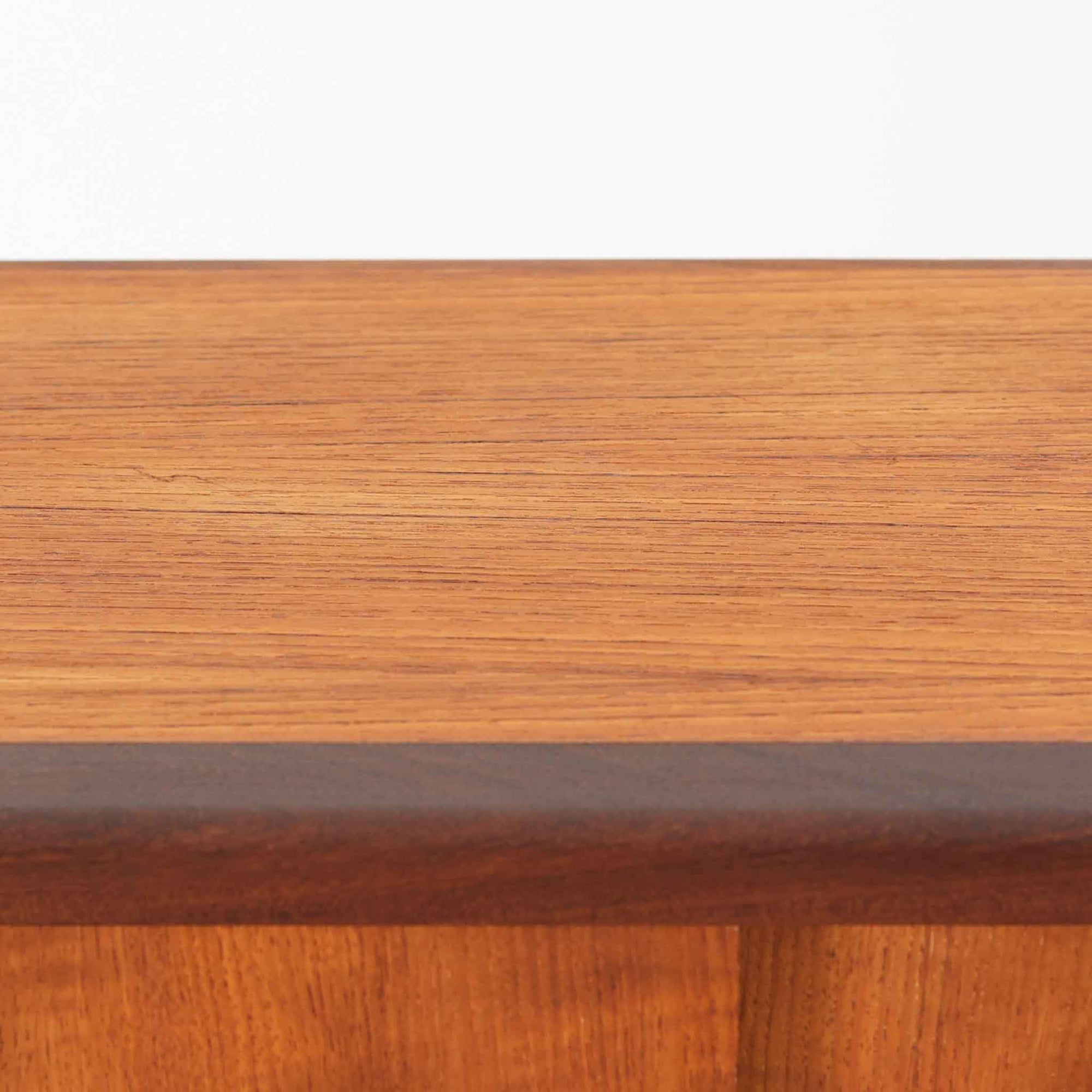 デンマーク製のビンテージライティングビューロです。チーク材を使用した温かみのある木肌と美しい木目が印象的で、北欧家具ならではの上質な存在感を放ちます。上部の引き戸収納や小引き出し、下部の引き出しとキャビネットを備え、機能的に整理できる実用的な設計が魅力。天板をデスクとして使えるため、書き物や作業スペースとしても活躍します。丸みを帯びたフォルムや細身の脚部が軽やかな印象を与え、経年により深みを増したチークの風合いがビンテージ家具ならではの味わいを楽しめる一台です。