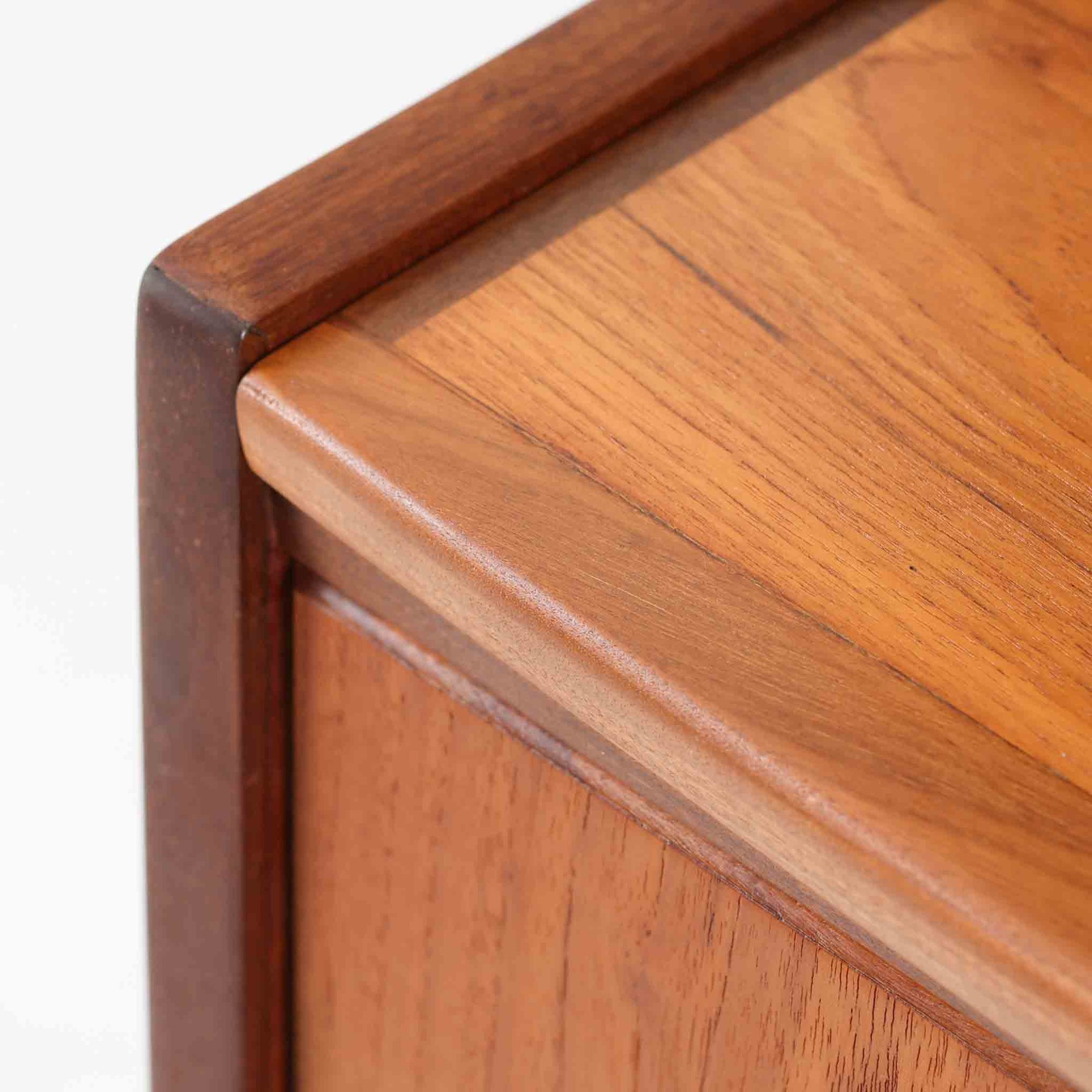 デンマーク製のビンテージライティングビューロです。チーク材を使用した温かみのある木肌と美しい木目が印象的で、北欧家具ならではの上質な存在感を放ちます。上部の引き戸収納や小引き出し、下部の引き出しとキャビネットを備え、機能的に整理できる実用的な設計が魅力。天板をデスクとして使えるため、書き物や作業スペースとしても活躍します。丸みを帯びたフォルムや細身の脚部が軽やかな印象を与え、経年により深みを増したチークの風合いがビンテージ家具ならではの味わいを楽しめる一台です。