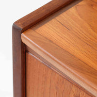 デンマーク製のビンテージライティングビューロです。チーク材を使用した温かみのある木肌と美しい木目が印象的で、北欧家具ならではの上質な存在感を放ちます。上部の引き戸収納や小引き出し、下部の引き出しとキャビネットを備え、機能的に整理できる実用的な設計が魅力。天板をデスクとして使えるため、書き物や作業スペースとしても活躍します。丸みを帯びたフォルムや細身の脚部が軽やかな印象を与え、経年により深みを増したチークの風合いがビンテージ家具ならではの味わいを楽しめる一台です。