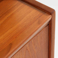 デンマーク製のビンテージライティングビューロです。チーク材を使用した温かみのある木肌と美しい木目が印象的で、北欧家具ならではの上質な存在感を放ちます。上部の引き戸収納や小引き出し、下部の引き出しとキャビネットを備え、機能的に整理できる実用的な設計が魅力。天板をデスクとして使えるため、書き物や作業スペースとしても活躍します。丸みを帯びたフォルムや細身の脚部が軽やかな印象を与え、経年により深みを増したチークの風合いがビンテージ家具ならではの味わいを楽しめる一台です。