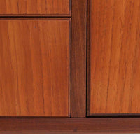 デンマーク製のビンテージライティングビューロです。チーク材を使用した温かみのある木肌と美しい木目が印象的で、北欧家具ならではの上質な存在感を放ちます。上部の引き戸収納や小引き出し、下部の引き出しとキャビネットを備え、機能的に整理できる実用的な設計が魅力。天板をデスクとして使えるため、書き物や作業スペースとしても活躍します。丸みを帯びたフォルムや細身の脚部が軽やかな印象を与え、経年により深みを増したチークの風合いがビンテージ家具ならではの味わいを楽しめる一台です。