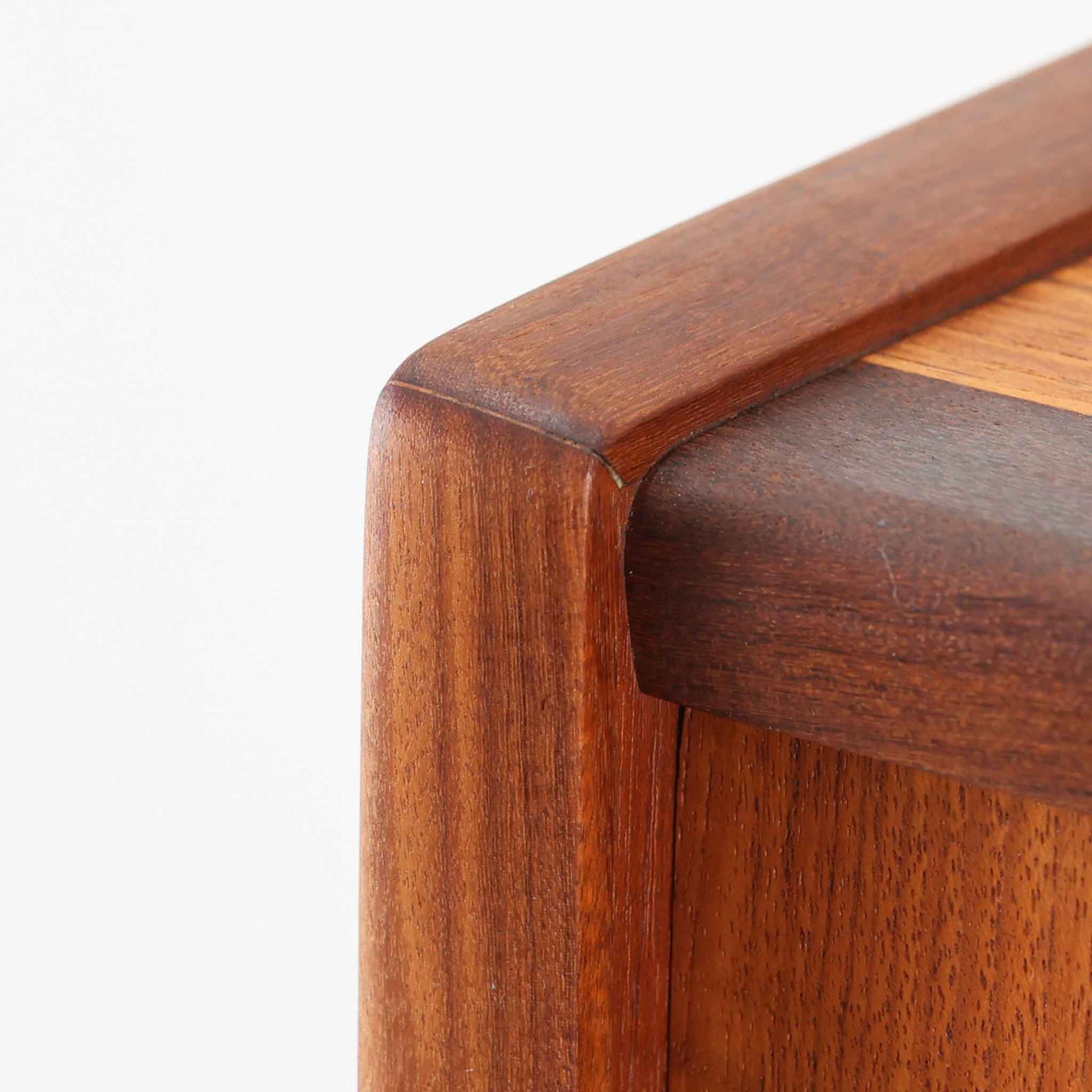 デンマーク製のビンテージライティングビューロです。チーク材を使用した温かみのある木肌と美しい木目が印象的で、北欧家具ならではの上質な存在感を放ちます。上部の引き戸収納や小引き出し、下部の引き出しとキャビネットを備え、機能的に整理できる実用的な設計が魅力。天板をデスクとして使えるため、書き物や作業スペースとしても活躍します。丸みを帯びたフォルムや細身の脚部が軽やかな印象を与え、経年により深みを増したチークの風合いがビンテージ家具ならではの味わいを楽しめる一台です。