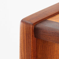 デンマーク製のビンテージライティングビューロです。チーク材を使用した温かみのある木肌と美しい木目が印象的で、北欧家具ならではの上質な存在感を放ちます。上部の引き戸収納や小引き出し、下部の引き出しとキャビネットを備え、機能的に整理できる実用的な設計が魅力。天板をデスクとして使えるため、書き物や作業スペースとしても活躍します。丸みを帯びたフォルムや細身の脚部が軽やかな印象を与え、経年により深みを増したチークの風合いがビンテージ家具ならではの味わいを楽しめる一台です。