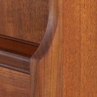 デンマーク製のビンテージライティングビューロです。チーク材を使用した温かみのある木肌と美しい木目が印象的で、北欧家具ならではの上質な存在感を放ちます。上部の引き戸収納や小引き出し、下部の引き出しとキャビネットを備え、機能的に整理できる実用的な設計が魅力。天板をデスクとして使えるため、書き物や作業スペースとしても活躍します。丸みを帯びたフォルムや細身の脚部が軽やかな印象を与え、経年により深みを増したチークの風合いがビンテージ家具ならではの味わいを楽しめる一台です。