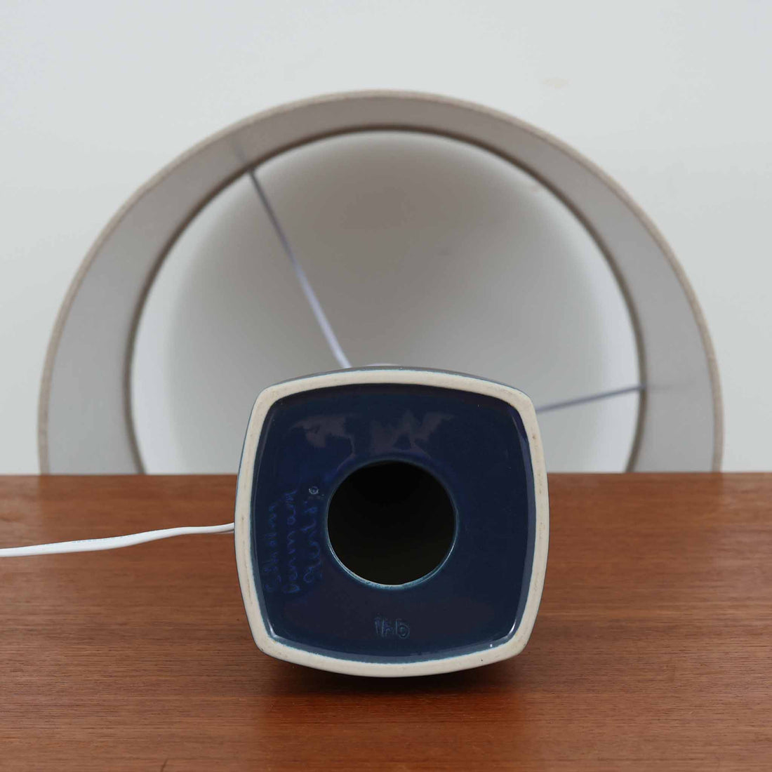 スーホルム・セラミック社製のこちらのテーブルランプは、高さ57cmと存在感のあるサイズ感が魅力の北欧ビンテージ品です。陶磁器のベースは、深みのあるブルーからブラウンへの美しい釉薬のグラデーションが特徴で、すっきりと伸びるシルエットが空間にモダンな印象を与えます。リネンシェードを透した柔らかな光はリビングや寝室を心地よく照らし、年月を経て味わいを増した質感が一点物の魅力を際立たせます。北欧インテリアのアクセントとしておすすめの逸品です。