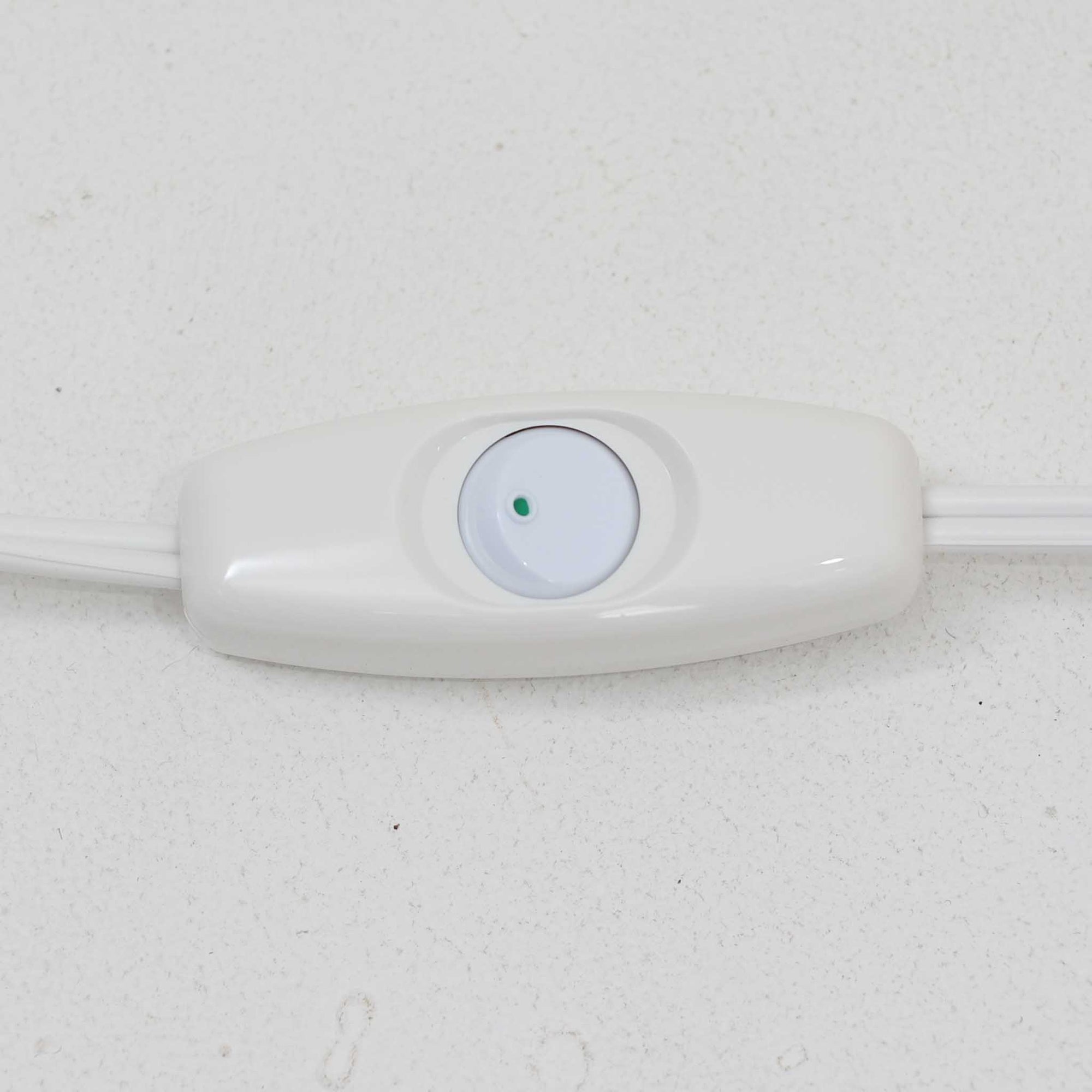 デンマーク製のテーブルランプは、高さ50cmと存在感のあるサイズが魅力の一点物ビンテージ品です。陶磁器ベースは下部に緑がかった釉薬を施し、上部は素地を生かしたマットな質感で仕上げられており、素材のコントラストがデザインの個性を際立たせています。プリーツ入りのリネンシェードを透す光はやわらかく広がり、リビングや寝室を温かみのある雰囲気に演出します。メーカー不詳・デザイナー不明ながら、Studio Potteryらしいクラフトマンシップを感じられる一点物の北欧ビンテージ品です。