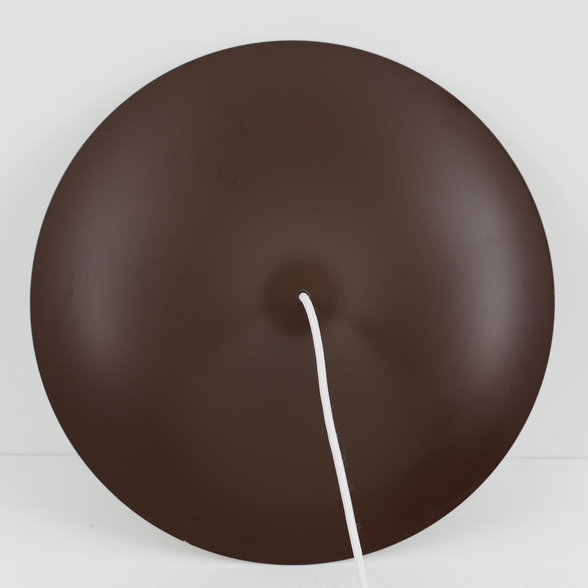 Claus BonderupとTorsten Thorupによるデザインのペンダントライト「Semi」は、Fog &amp; Morup社から発表された北欧モダンを象徴する名作です。直径47cmのアルミシェードは美しい円錐を上下で切り取ったような独特のフォルムを持ち、光を下方向へ効率的に導きます。そのシャープでミニマルな造形は、空間にモダンな緊張感と優雅さをもたらし、ダイニングやリビングの中心を引き立てます。ビンテージならではの希少性と時を経た質感が一層の魅力を添え、北欧デザインの洗練を感じさせる一灯です。