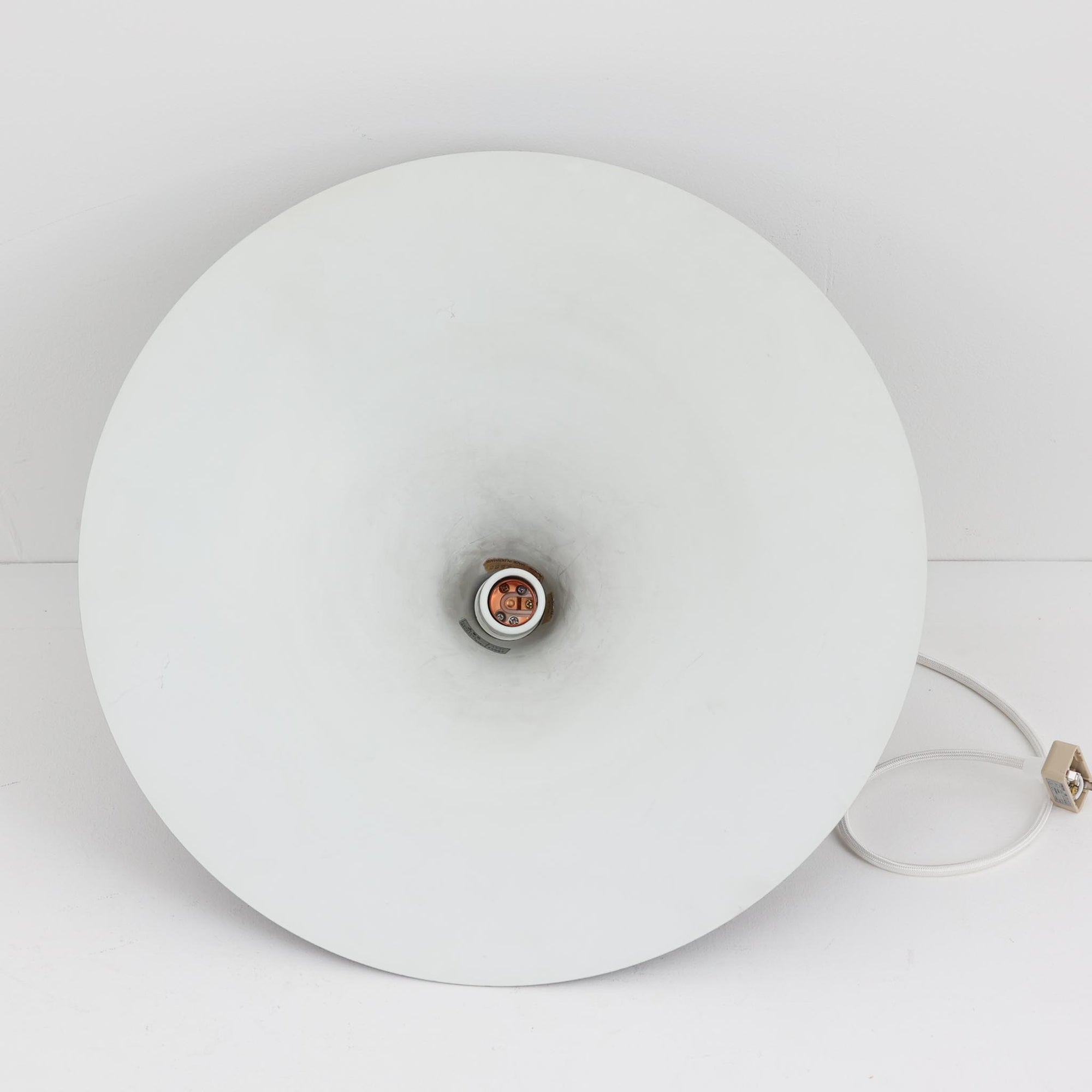 Claus BonderupとTorsten Thorupによるデザインのペンダントライト「Semi」は、Fog &amp; Morup社から発表された北欧モダンを象徴する名作です。直径47cmのアルミシェードは美しい円錐を上下で切り取ったような独特のフォルムを持ち、光を下方向へ効率的に導きます。そのシャープでミニマルな造形は、空間にモダンな緊張感と優雅さをもたらし、ダイニングやリビングの中心を引き立てます。ビンテージならではの希少性と時を経た質感が一層の魅力を添え、北欧デザインの洗練を感じさせる一灯です。