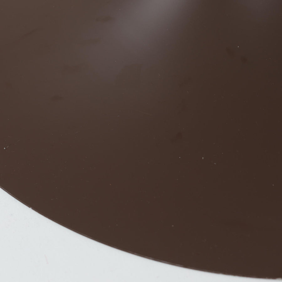 Claus BonderupとTorsten Thorupによるデザインのペンダントライト「Semi」は、Fog & Morup社から発表された北欧モダンを象徴する名作です。直径47cmのアルミシェードは美しい円錐を上下で切り取ったような独特のフォルムを持ち、光を下方向へ効率的に導きます。そのシャープでミニマルな造形は、空間にモダンな緊張感と優雅さをもたらし、ダイニングやリビングの中心を引き立てます。ビンテージならではの希少性と時を経た質感が一層の魅力を添え、北欧デザインの洗練を感じさせる一灯です。